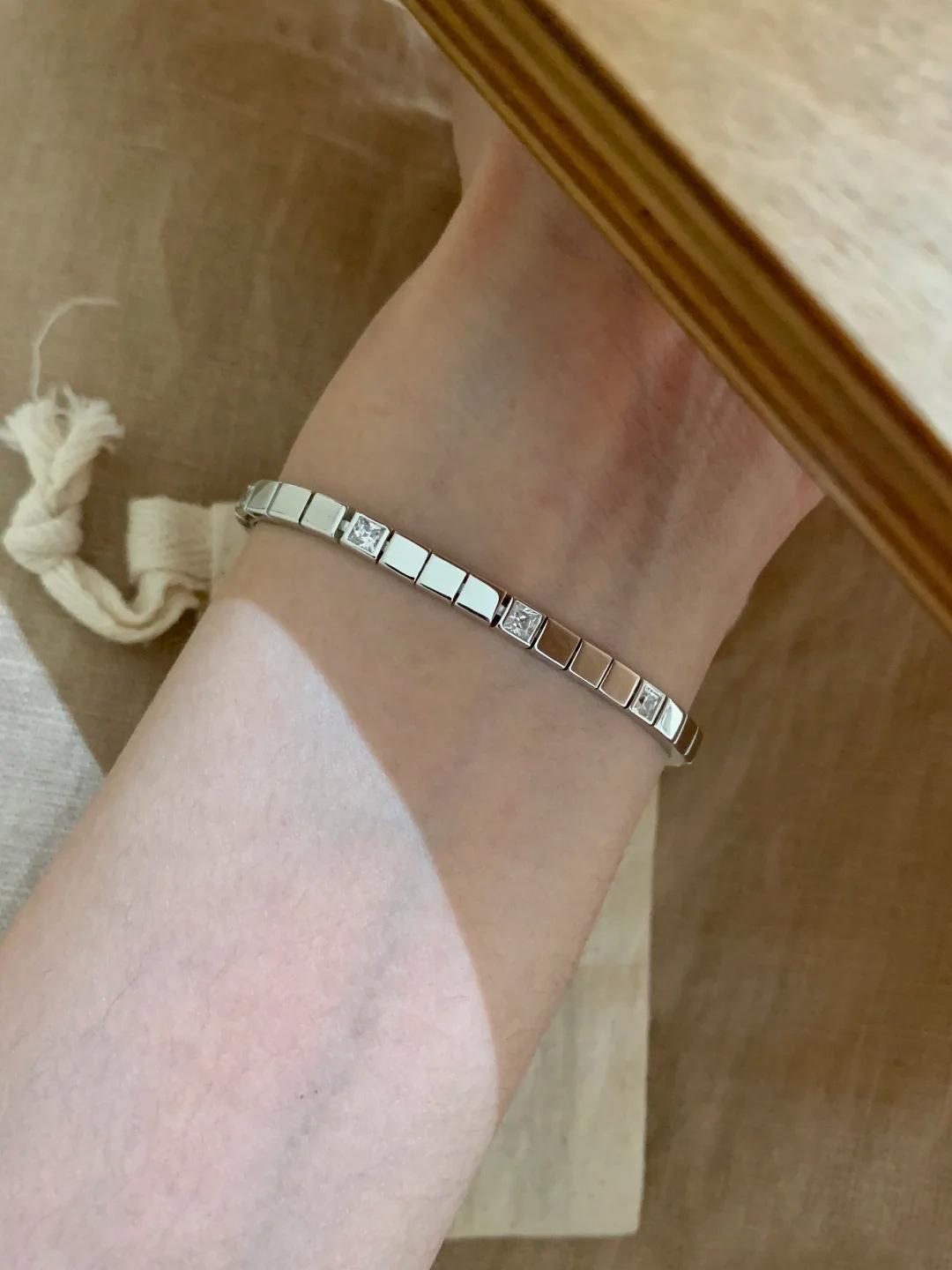 Stylish Silver Bracelet – Features a sophisticated, chunky chain with geometric square elements and an elastic design, accented with sparkling crystal rhinestones; an exquisite piece of jewelry perfect for both professional and casual wear.