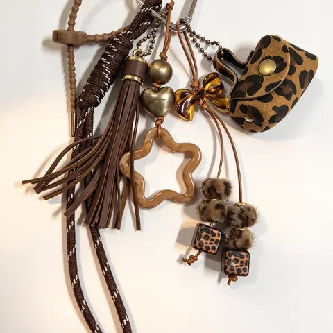 Vintage Leopard Print Handbag Charms, Bag Charm Pendants, Star Tassel & Love Heart Bag Chain Charms, Y2K Boho Bag Decoration Keychain, Cute Girly Bag Pendant for Backpack Purse, Ideal for Girls & Retro Style Enthusiasts, Christmas Gift
