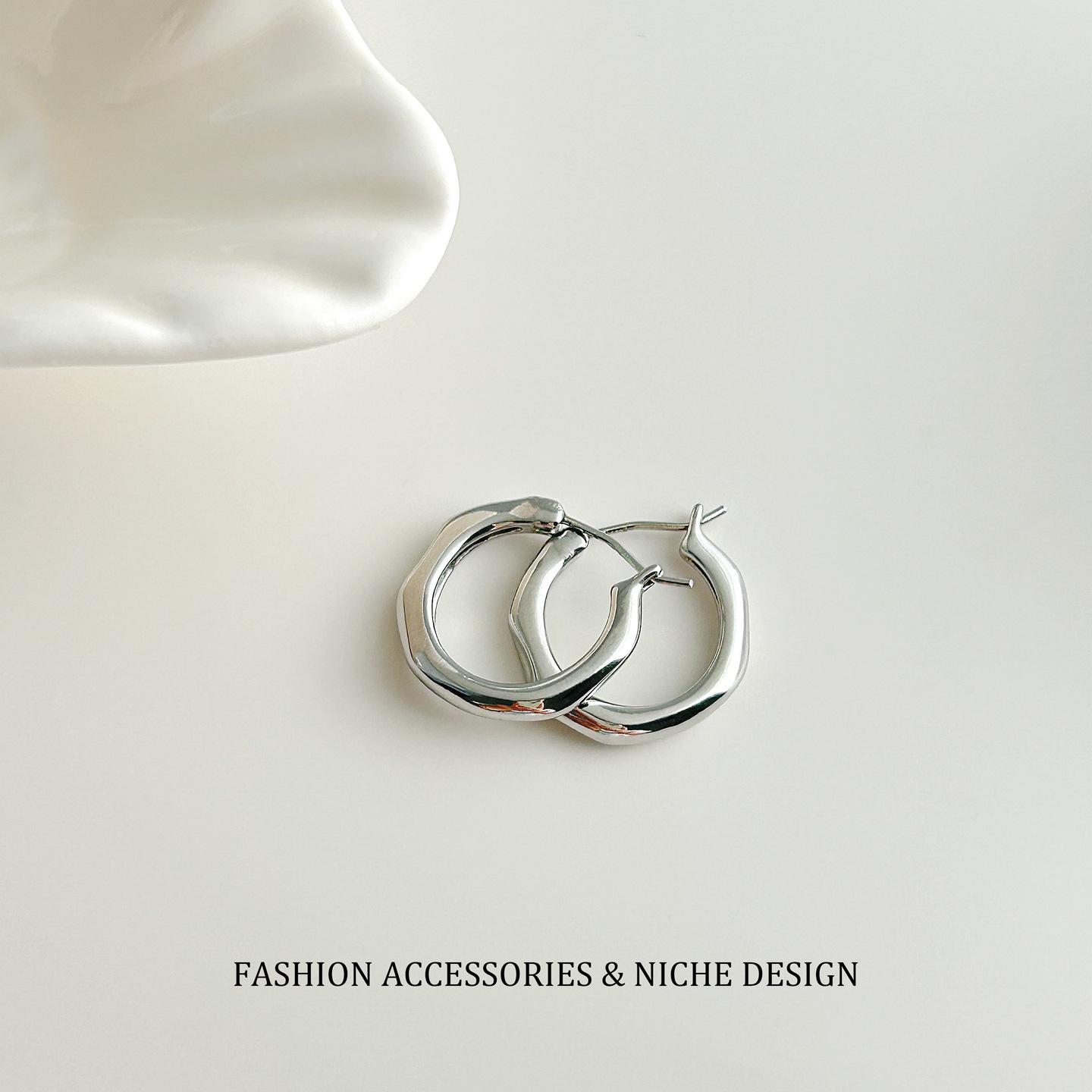 Gongliu Earrings: Niche French-style women's silver plain hoop earrings, stud earrings, designer earrings, gift