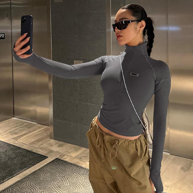 Women's Plain Zip-Up Crop Tee with Letter Patches and Stitching, Casual Trendy Mock-Neck Tight-Fitting Top for Daily Wear, Ladies' Spring & Fall Clothes