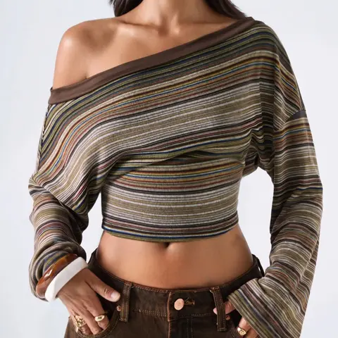 Ladies' Diagonal Shoulder Striped Short Long Sleeved Top, American Retro Y2k Spicy Girl Style Mixed Color Horizontal Stripe Design With Loose Shoulder And Wide Sleeves, Tight Fit And Exposed Navel, Suitable For Daily Outings, Music Festivals, And Vacation