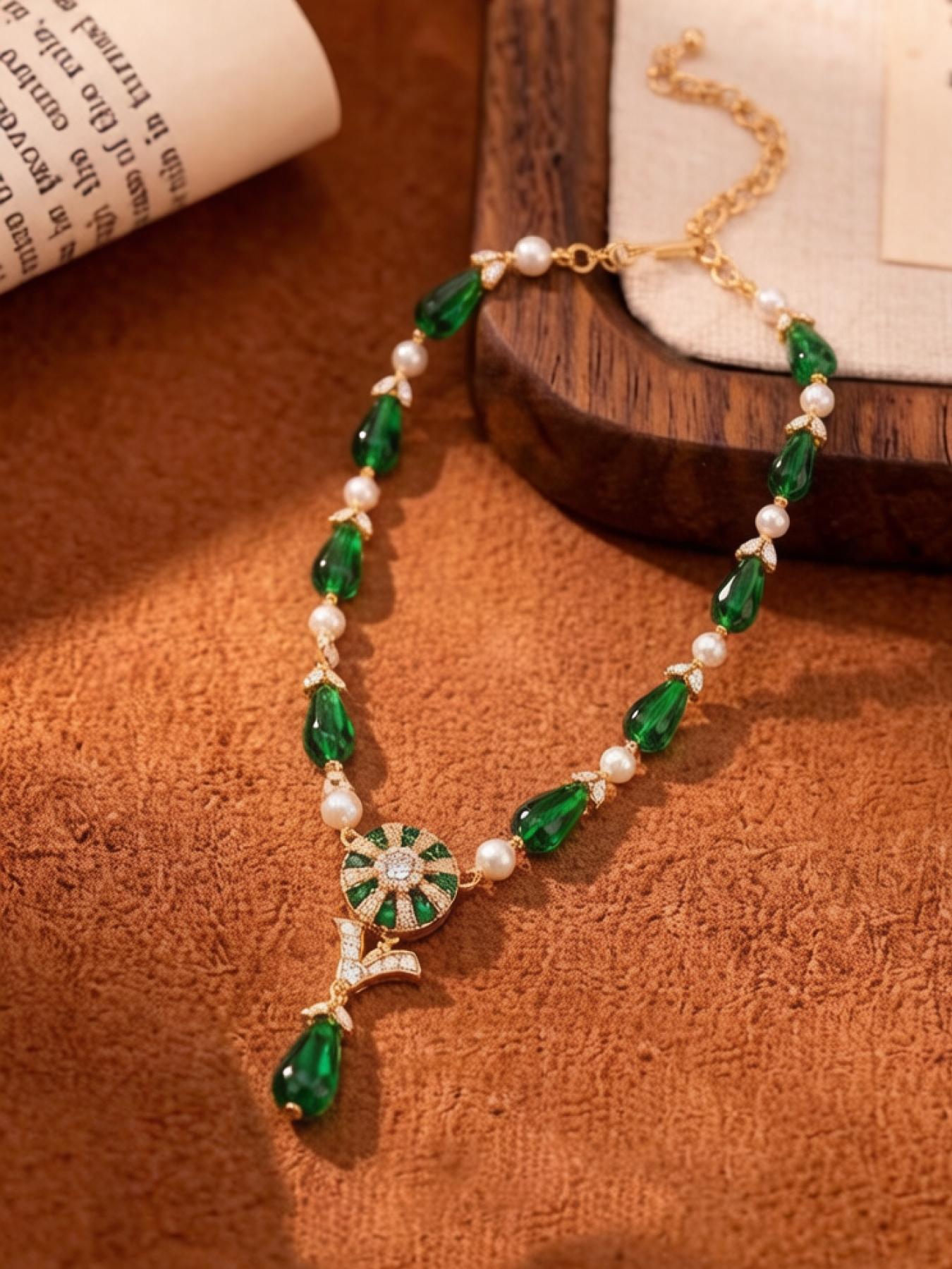 A vintage green teardrop-shaped gemstone and pearl alternating necklace, suitable for daily commuting, vacation, and dates, and also a delightful and exquisite small gift.