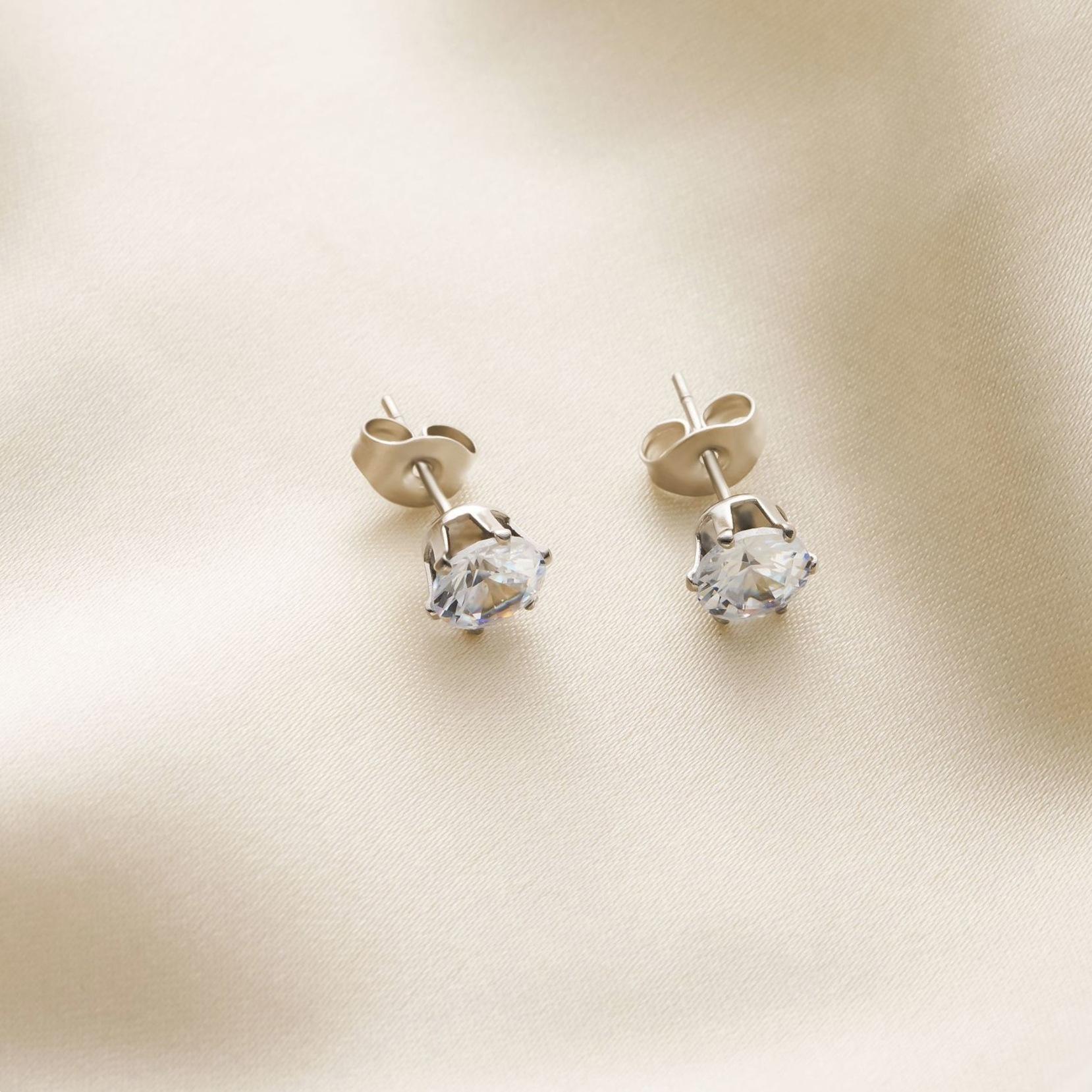 A new six claw diamond pendant necklace, with a high-end and niche light luxury style. The six claw diamond pendant features exquisite and sparkling details, and the long collarbone chain design is suitable for summer jewelry scenes. Suitable for women's