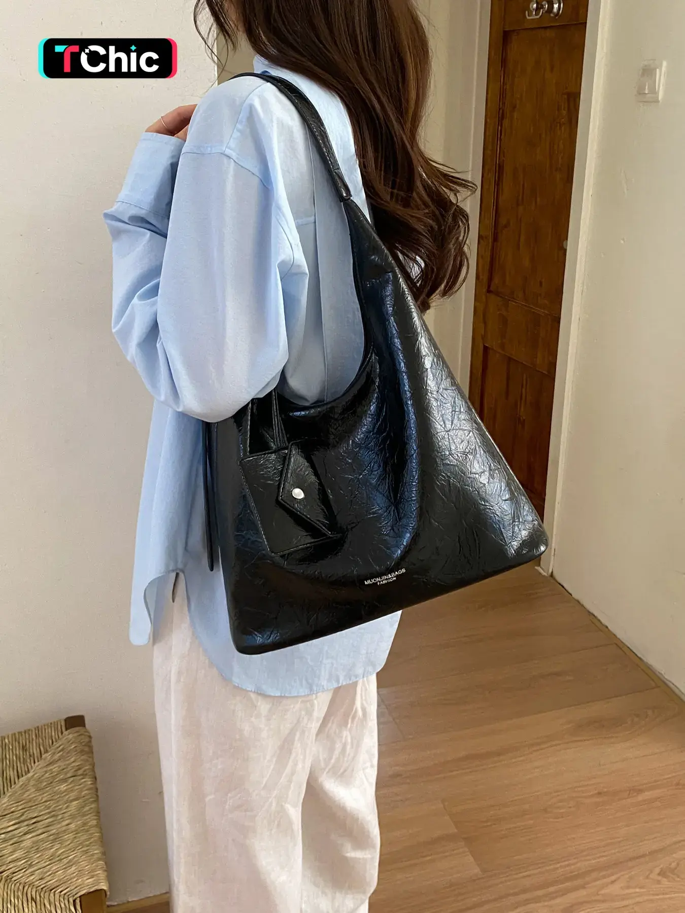 Relaxed pleated patent leather one-shoulder bag with free card holder; vintage adjustable wide shoulder strap; wide strap for weight reduction; large capacity underarm bag for college' classes and commuting.