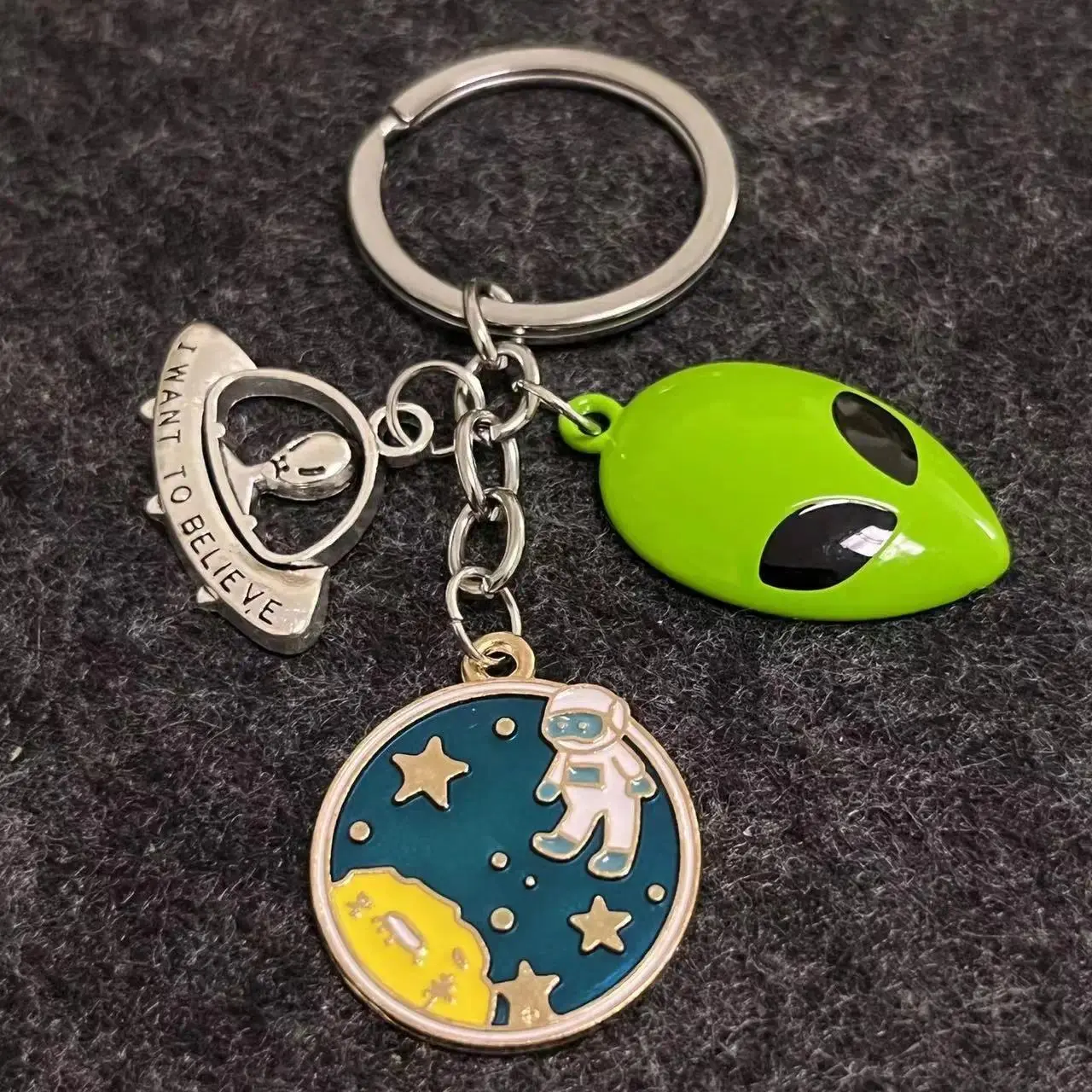 1 Piece UFO Planet Alien Rocket Astronaut Cosmic Exploration Green Enamel Mask Alloy Key Chain Fashion Keychain Men Accessories