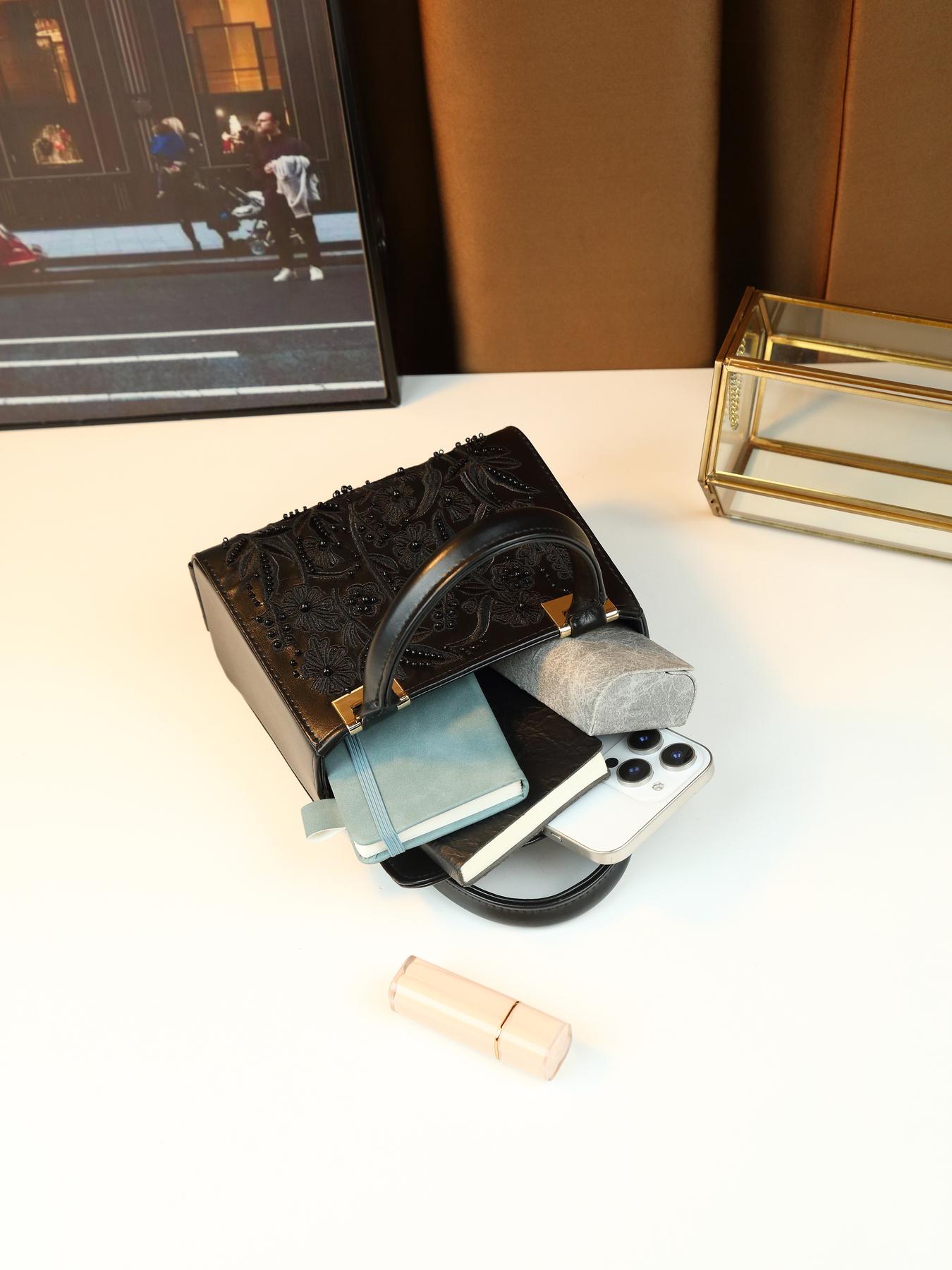 Heavy-duty beaded floral design embroidered small square bag, elegant versatile date shoulder crossbody bag