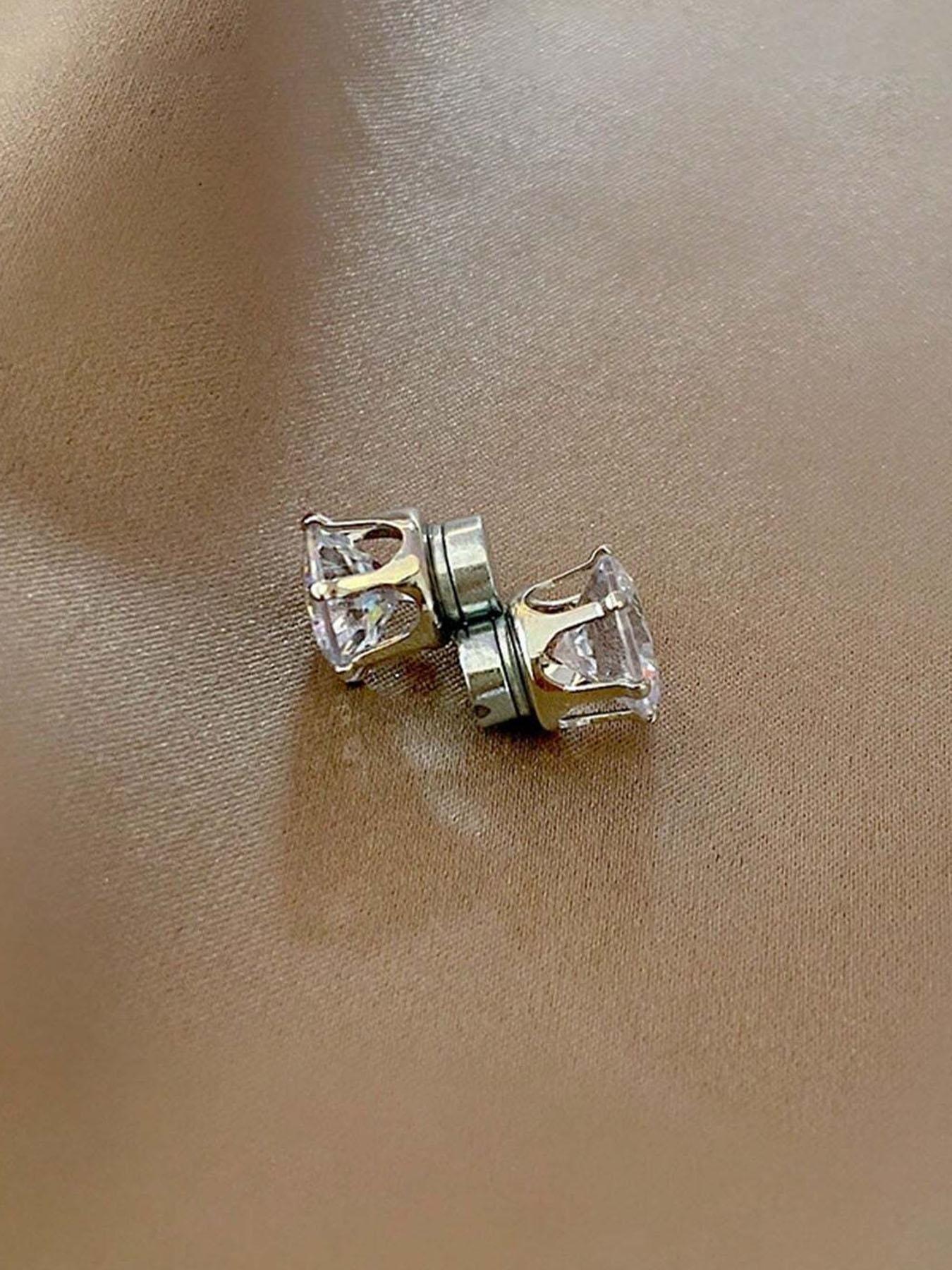Sparkly magnetic clip-on earrings. No piercing, hypoallergenic & comfortable. Unisex stylish design for all occasions. Lightweight and easy to wear. Ideal jewelry for everyone.