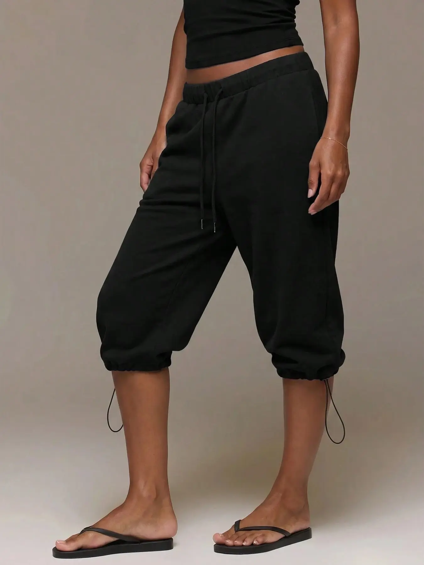 Ladies Black Loose Cropped Jogger Capris, Elastic Waist Dual Drawstring Adjustable Cuff Casual Daily Lazy Loungewear Sweat Capri Pants
