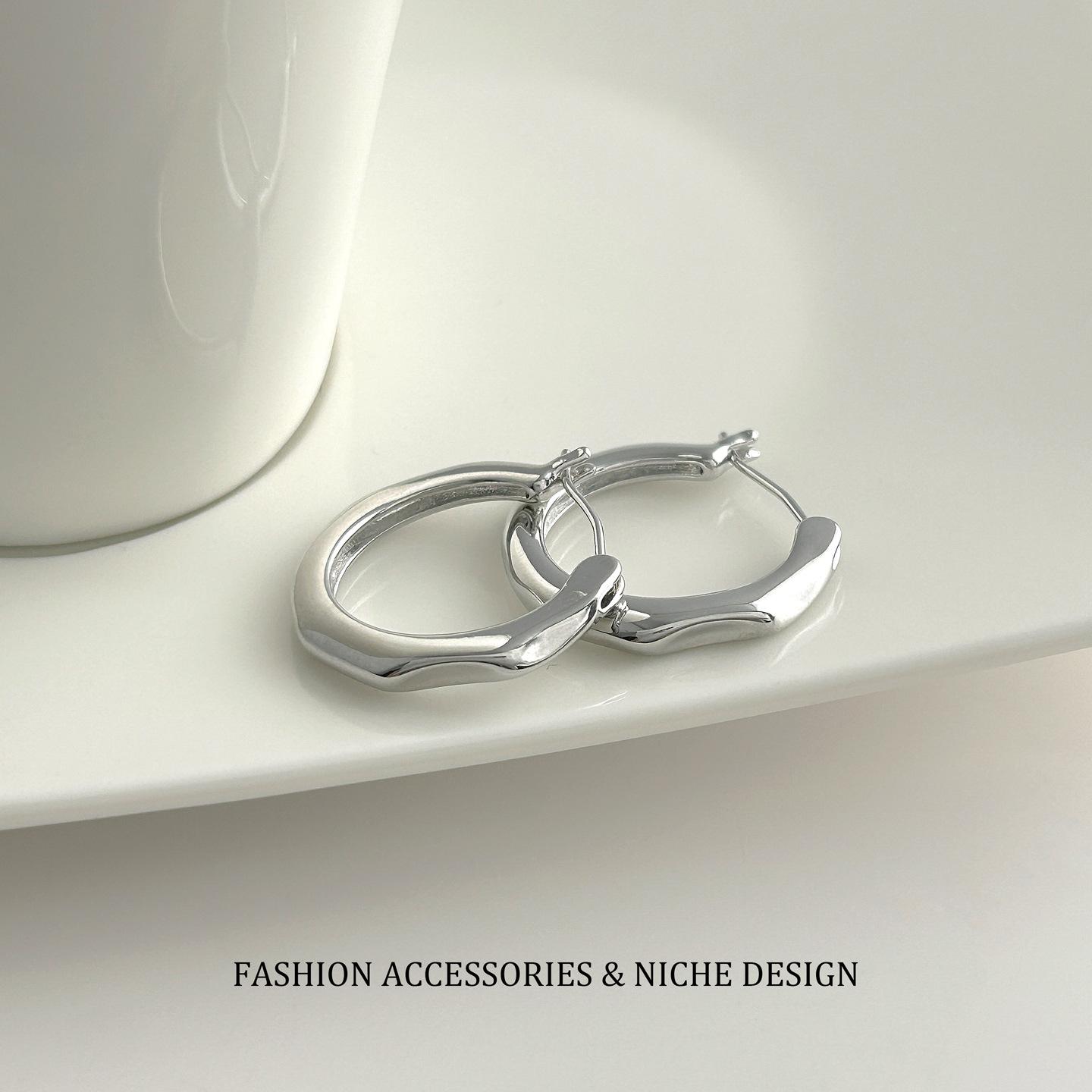 Gongliu Earrings: Niche French-style women's silver plain hoop earrings, stud earrings, designer earrings, gift