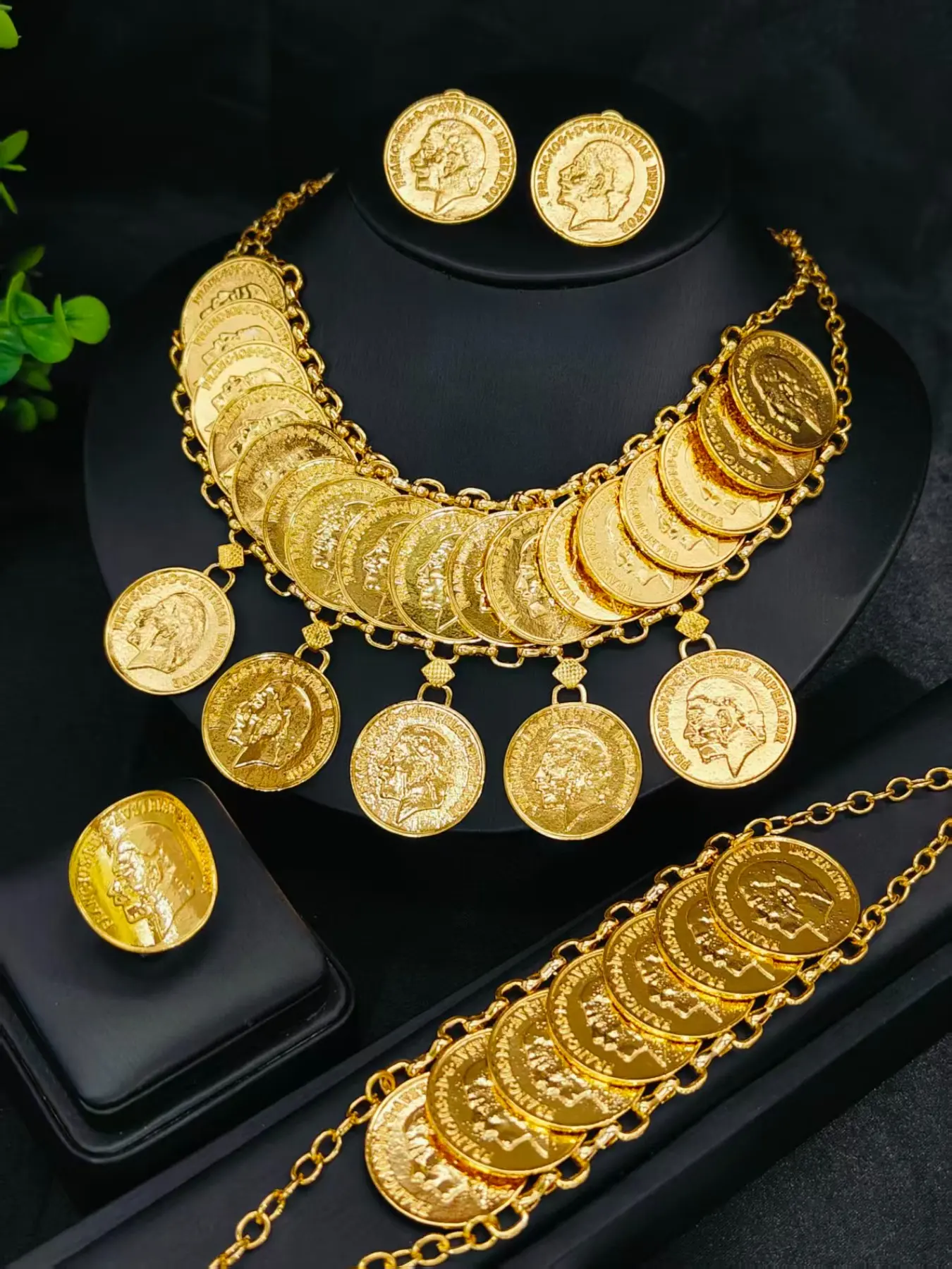 Fashion Women's Portrait Vintage Coin Pendant Jewelry Set, Necklace Earrings Bracelet Ring, Wedding Party Gift, Costume Jewelry Set