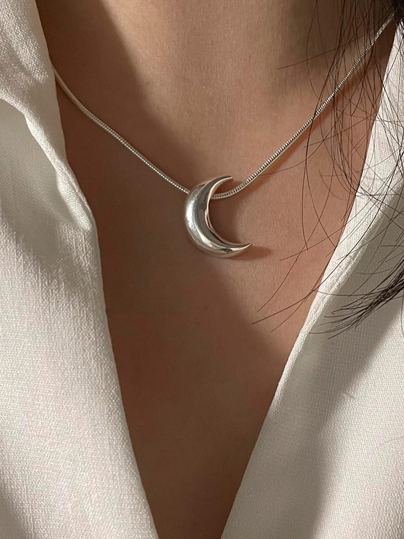 Minimalist Snake Bone Chain Moon Pendant Necklace, Trendy Fashion Y2K Women's Versatile Party Commute Jewelry, Stylish All-Occasion Accessory, Modern Versatile Accessories, Elegant Necklace