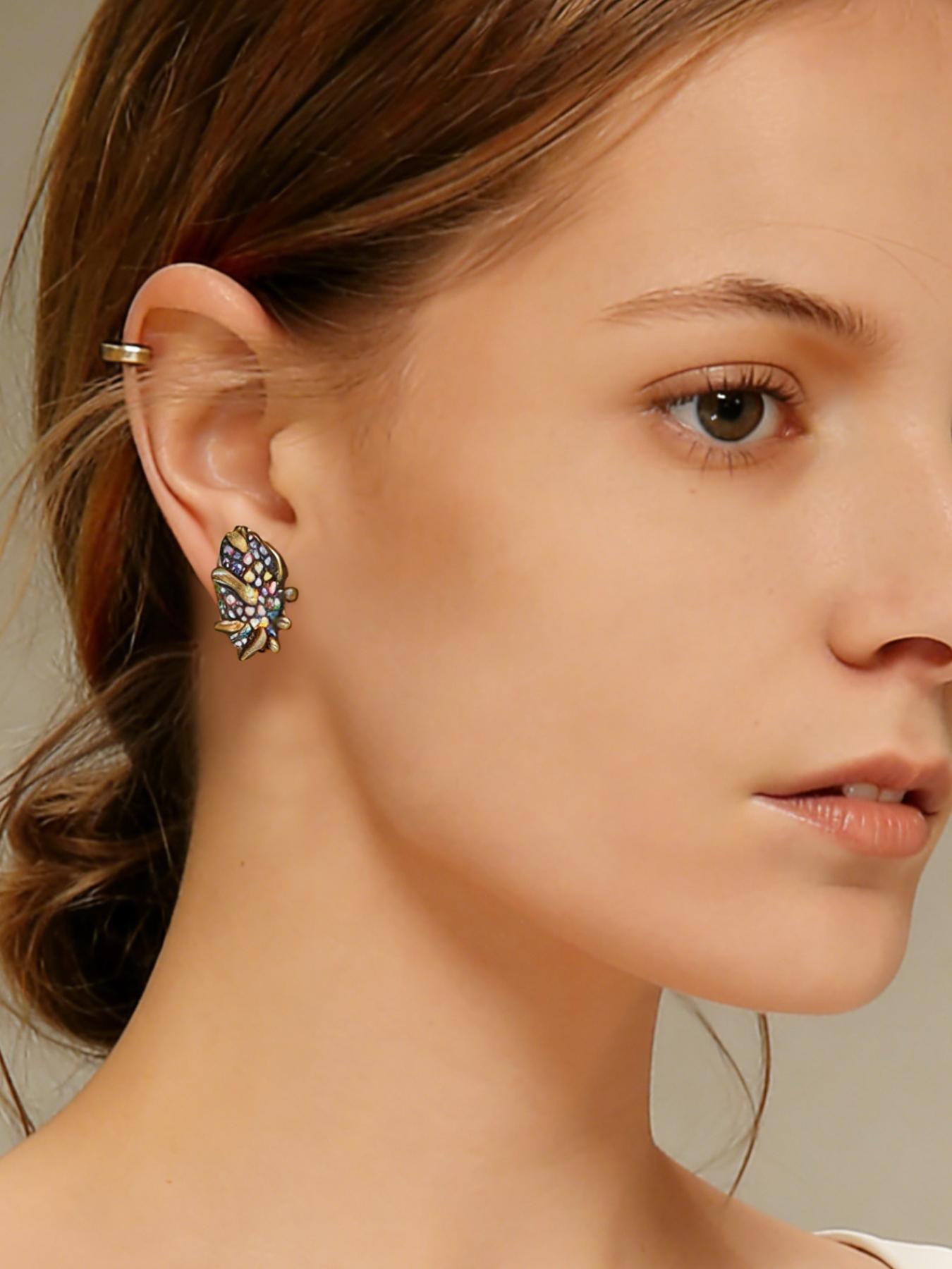 1 pair of retro and fashionable geometric earrings, suitable for daily commuting, vacation and dating, and also a surprising and exquisite small gift.