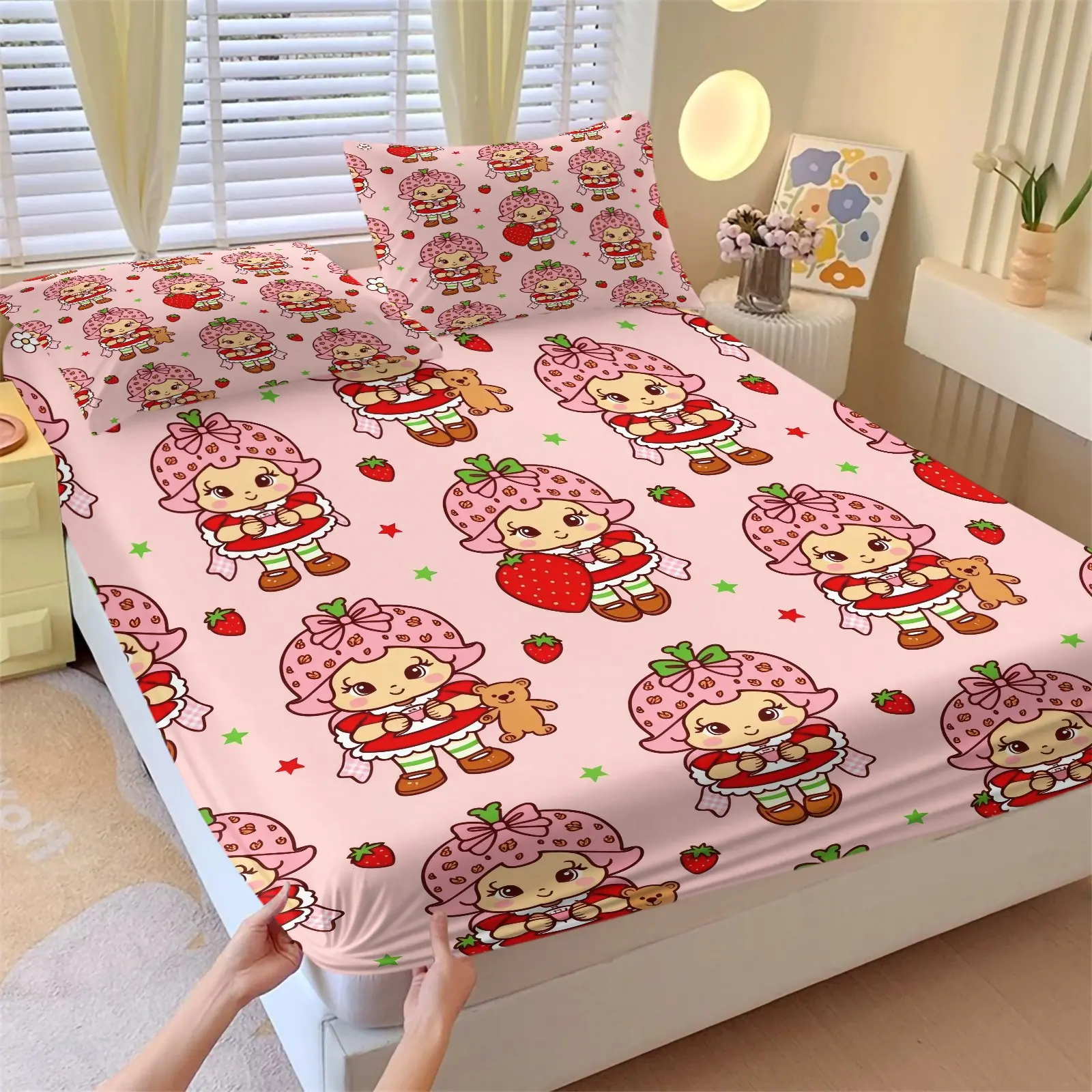 Cute Strawberry Shortcake Fitted Sheet Set (1 Fitted Sheet + 2 Pillowcases), Soft Breathable Microfiber, Deep Pocket, All‑Around Elastic Non‑Slip Bedding Set, Fits 12 Inch Mattress, Pink Cartoon Girl Strawberry Bear Print, Sweet Girls Bedroom Decor