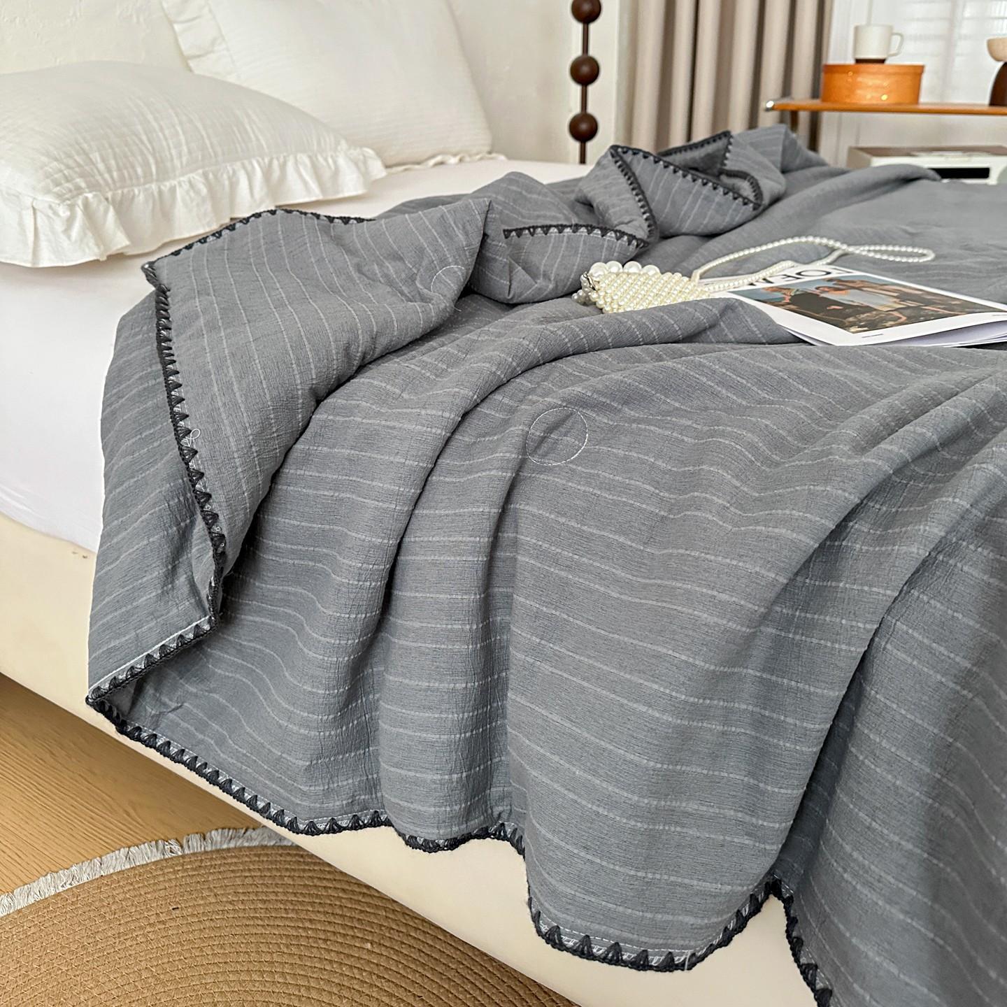 1pcs Solid Color Minimalist Summer Comforter, Cooling Quilt, Air Conditioning Blanket, Yarn-Dyed Jacquard Striped Single & Double Size, Quilted Fixed Filling Machine Washable, Soft Skin-Friendly Breathable Summer Quilt