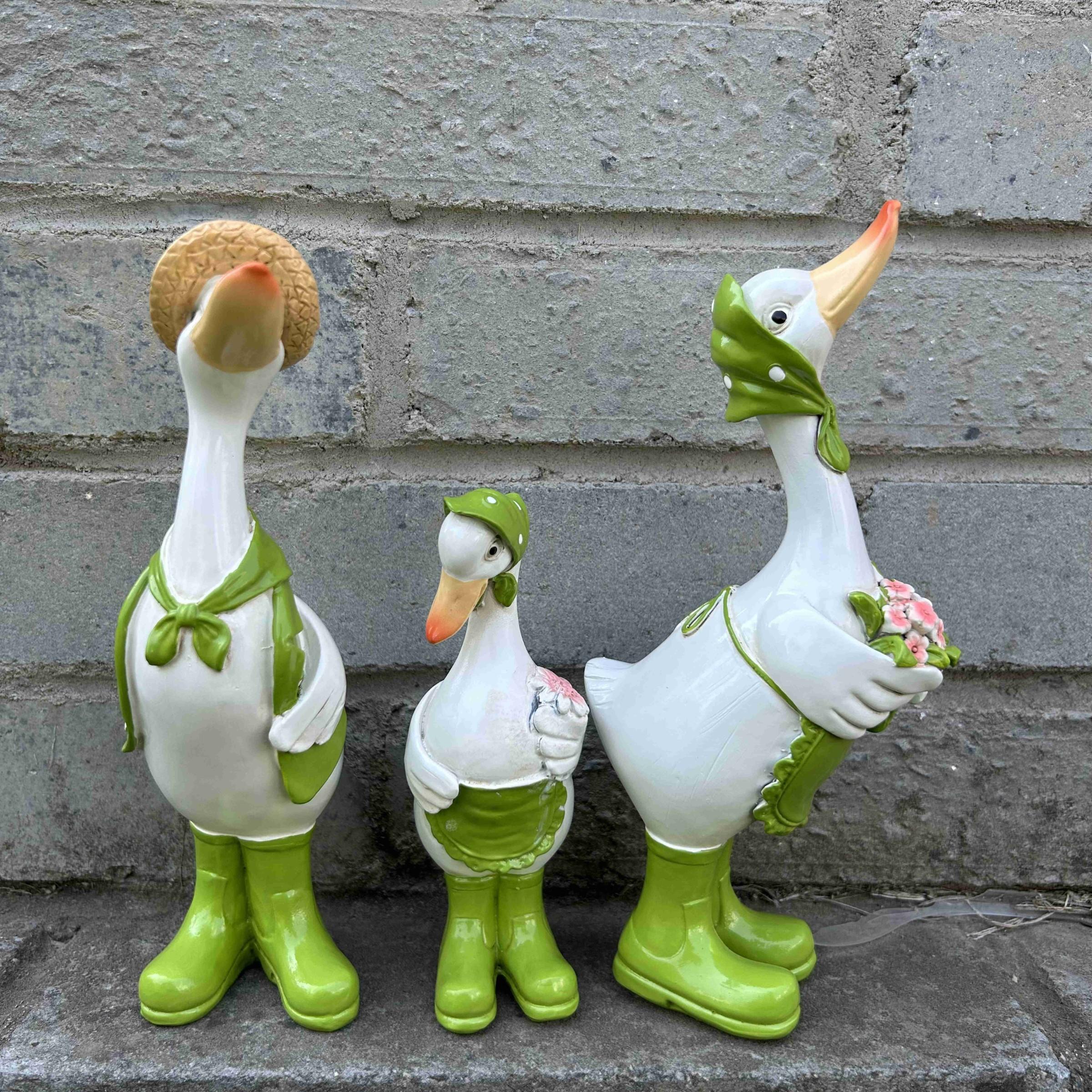 3-Piece Family Cartoon Duck Garden Decor Set, Resin Farmhouse Style, Outdoor Yard Art Craft, Cute Duck Figurines for Home Decoration