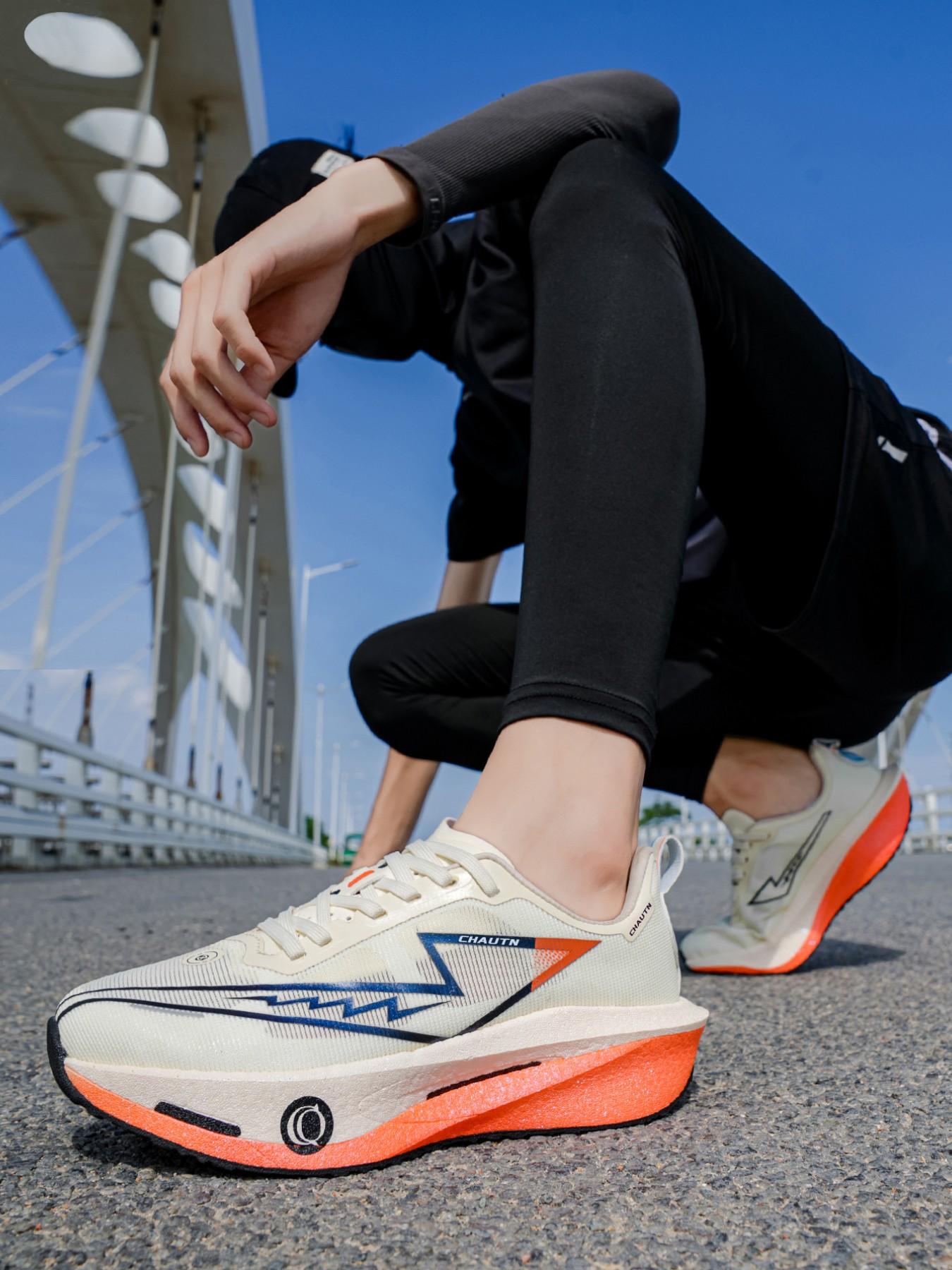 High Elastic Carbon Board Running Shoes, Ultra-Light Breathable Flyknit Sports Shoes, Soft Shock Absorption Marathon Running Shoes, Couples' Edition