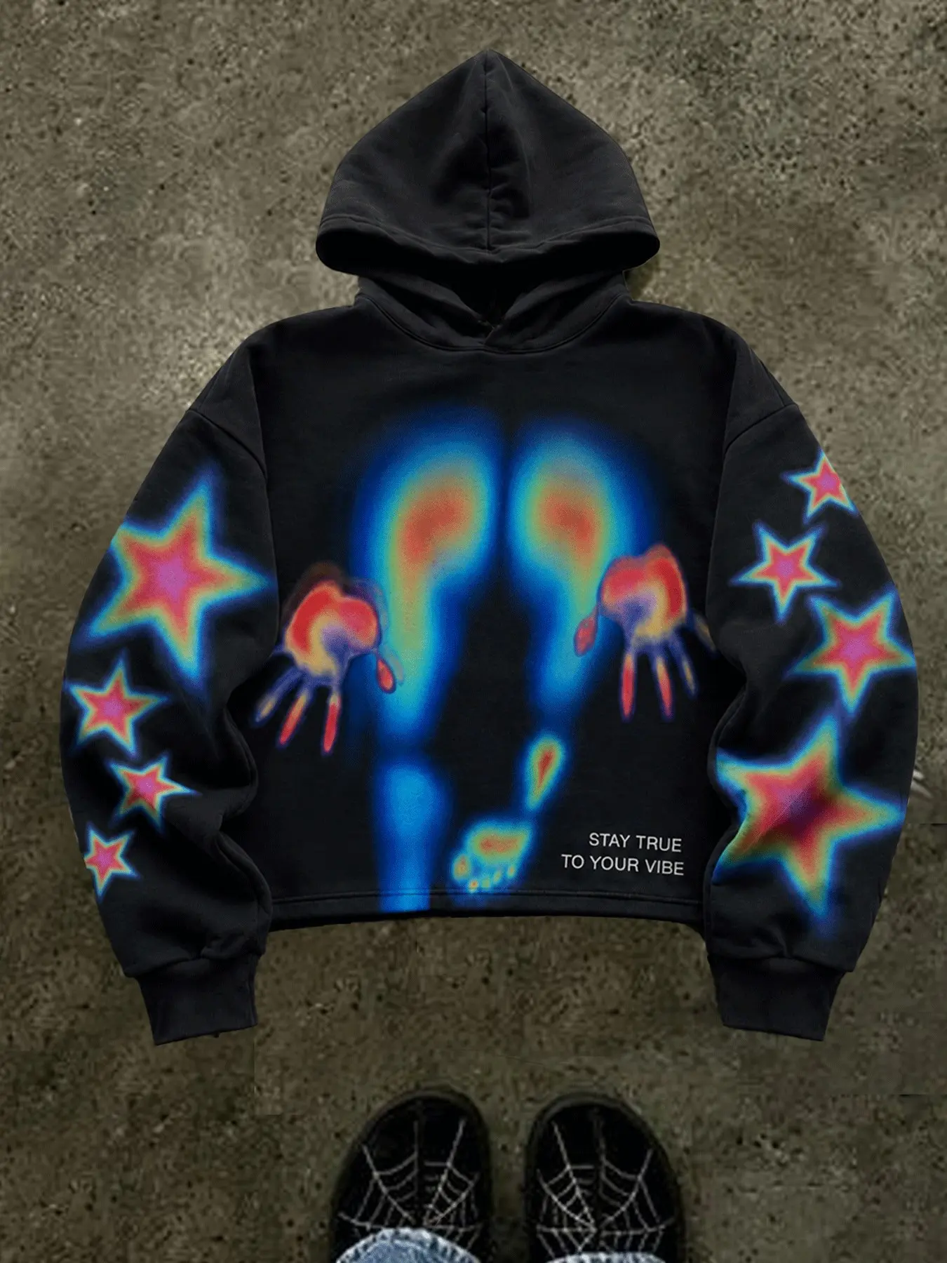 Y2K Psychedelic Black Cropped Hoodie Men Thermal Hand Foot Print, Gradient Rainbow Star Graphic On Sleeve "Stay True To Your Vibe" Oversized Loose Hip‑Hop Casual Streetwear Sweatshirt