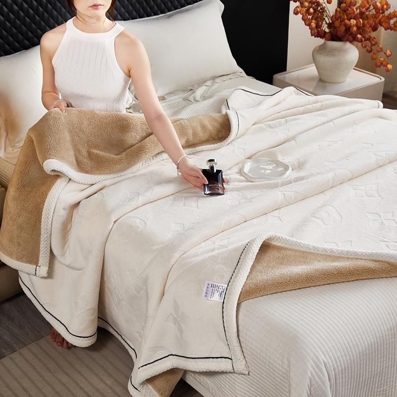 1pc Milk Wool Embroidered Arctic Velvet Blanket, Dual Layer Thick Composite, Warm Comfortable, Suitable for Sofa and Bed