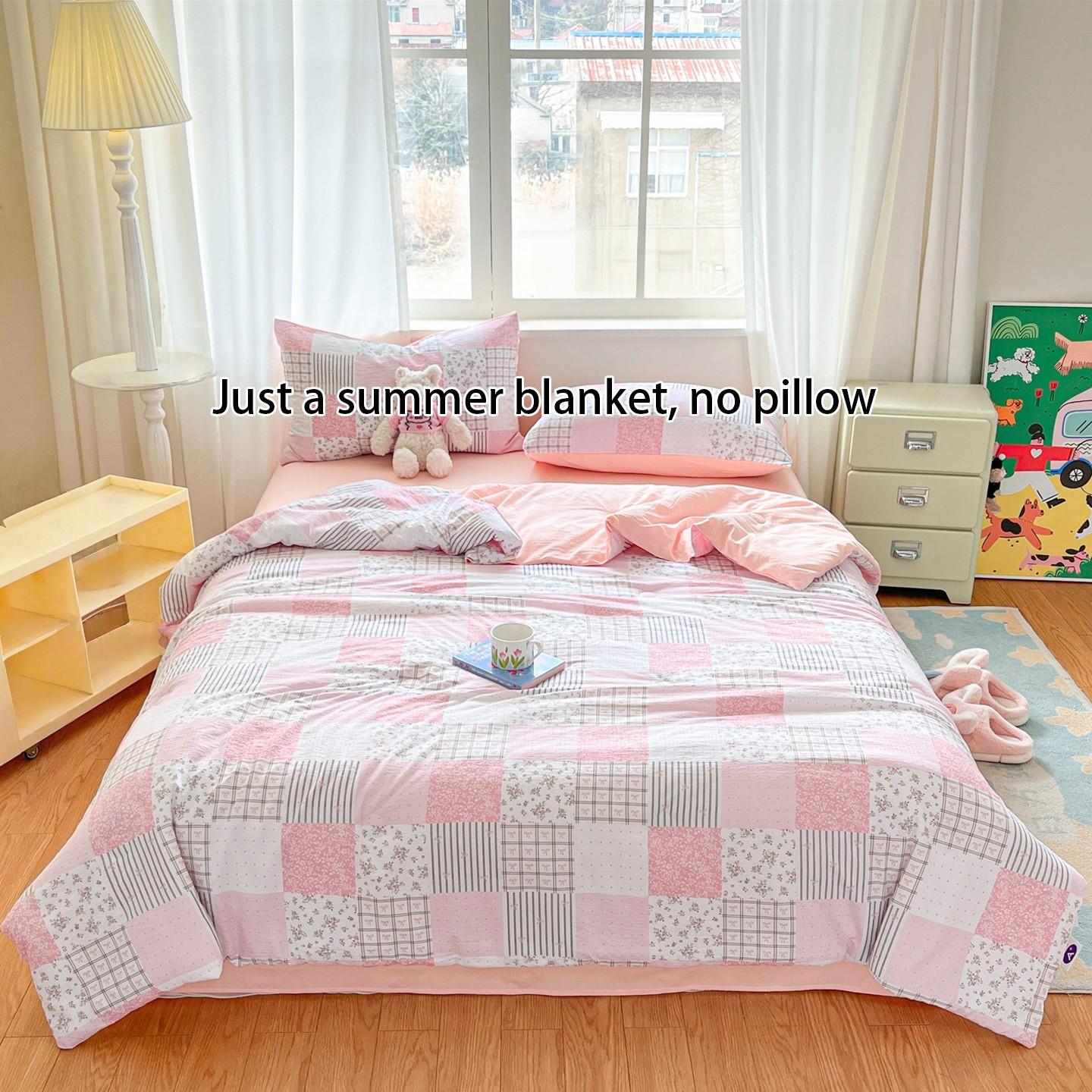 Rustic-style patchwork floral print summer lightweight blanket—an ultra-soft, skin-friendly blanket perfect for air-conditioned rooms and summer cooling. Ideal for use in summer bedrooms, offices, on beds, in living rooms, and for home relaxation
