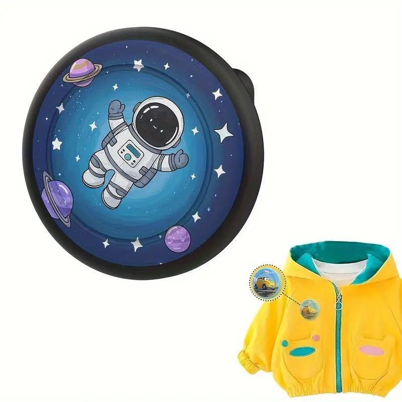 The cute silicone Apple AirTag protection case keychain is suitable for badges, Apple GPS trackers, positioning devices, cartoon brooches and other products. It has waterproof and shockproof protection functions.