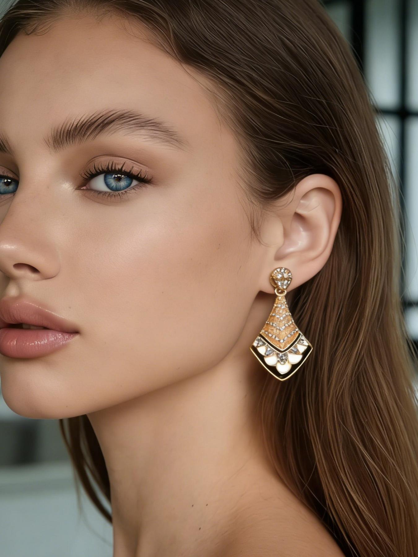 1 pair of retro elegant diamond studded earrings, with fan-shaped contours outlining elegant curves, complementing the broken diamonds. They are suitable for daily commuting, vacation and dating, and are also a surprising and exquisite small gift.
