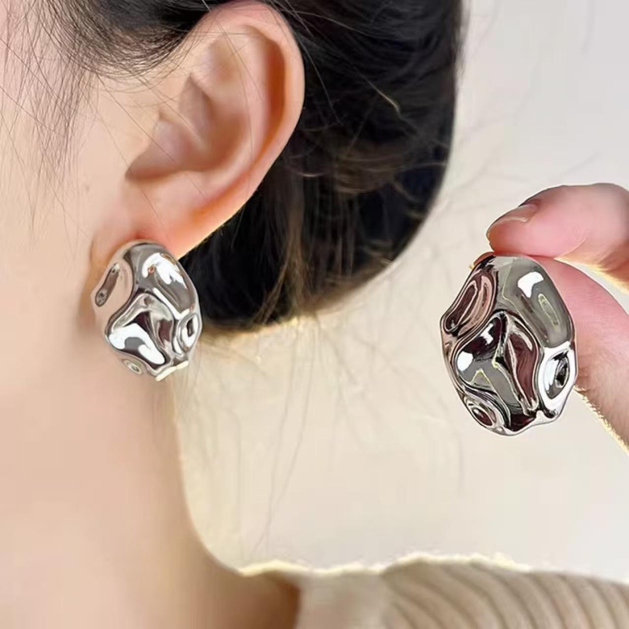 Gold-colored European and American minimalist geometric three-dimensional irregular earrings with a unique design, pleated studs, niche high-end earrings