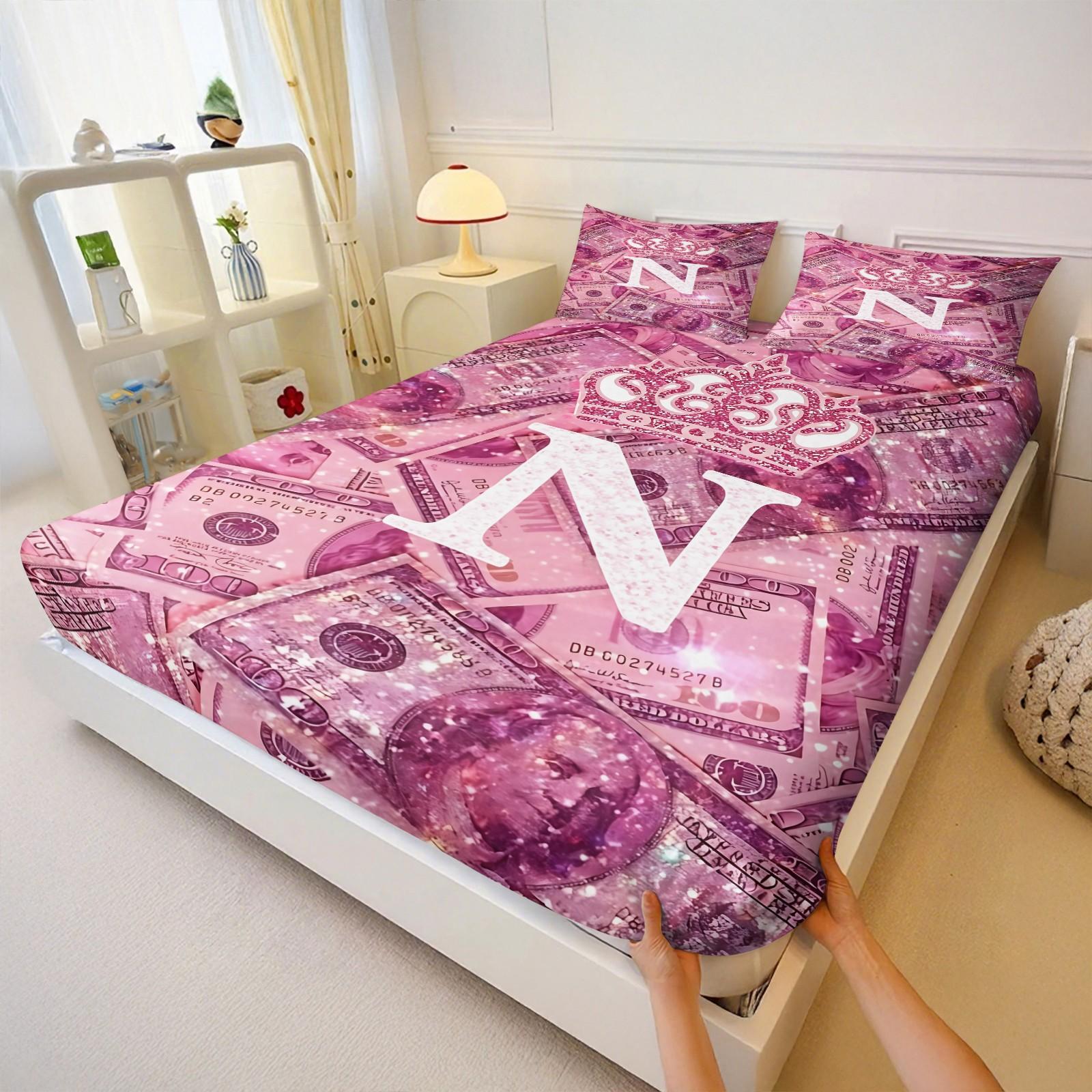 3pcs 100% Polyester / Luxury Aesthetic Pink Dollar Print Fitted Sheet Set / Glamorous Crown and 26 Letter Pattern / Soft Breathable Bedding / Easy Care Machine Washable Bed Sheet Set / One Bed Sheet + Two Pillowcases [Do Not Contain Fillings]