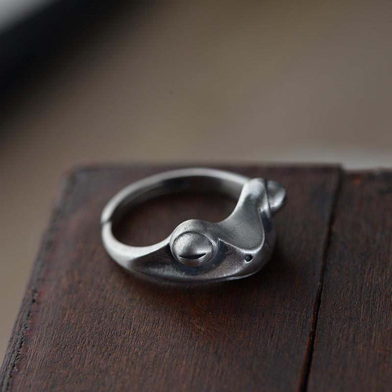 1 frog golden toad ring, retro vintage style, open ring design, personalized new style, can be worn alone or as a layered ring to match. Suitable for retro enthusiasts, trendy young people, and people with fun zodiac signs. It is a unique and eye-catching