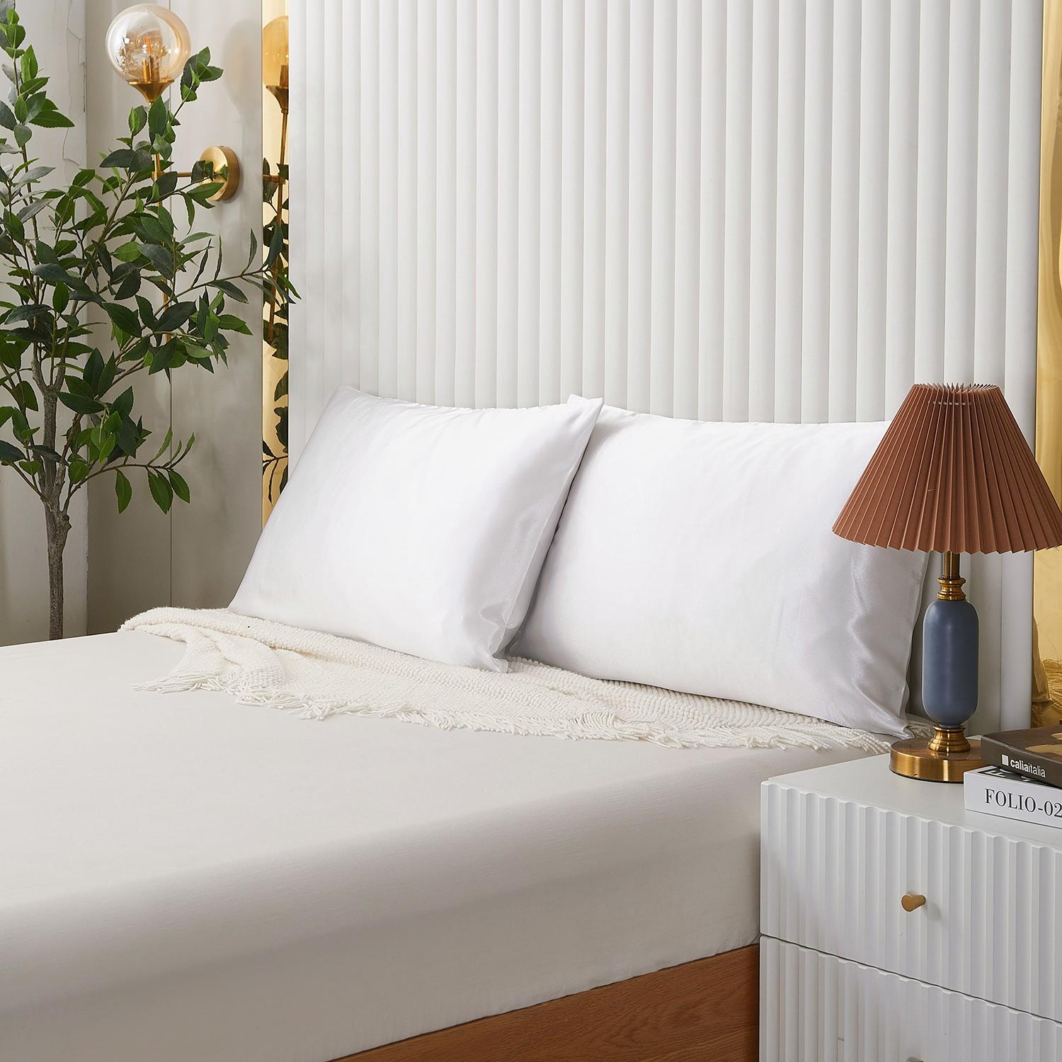 2pcs set of solid color satin pillowcases, no filling included. Soft and comfortable, skin-friendly and breathable. Suitable for bedrooms, dormitories and hotels. Elegant and minimalist design, gentle on hair and skin, an ideal gift choice.