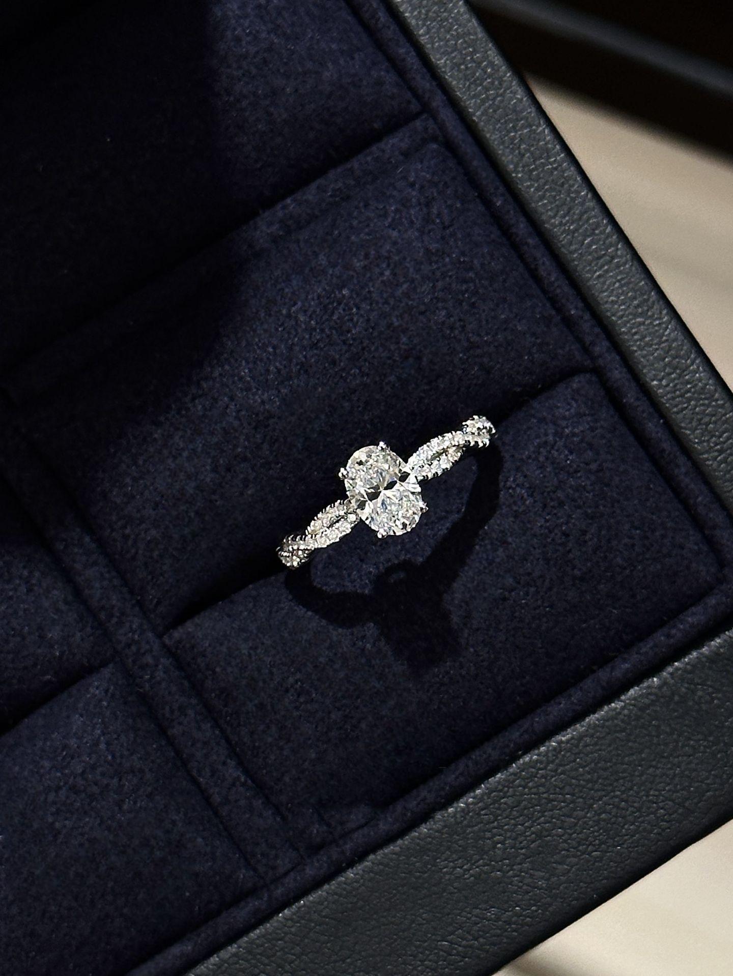 DRINSPER Twisted Oval S925 1.0ct Dvvs Synthetic Moissanite Sterling Silver Ring for Women Girls Suitable for Engagement Chrismas Gift for Girlfriend Jewelry Accessory