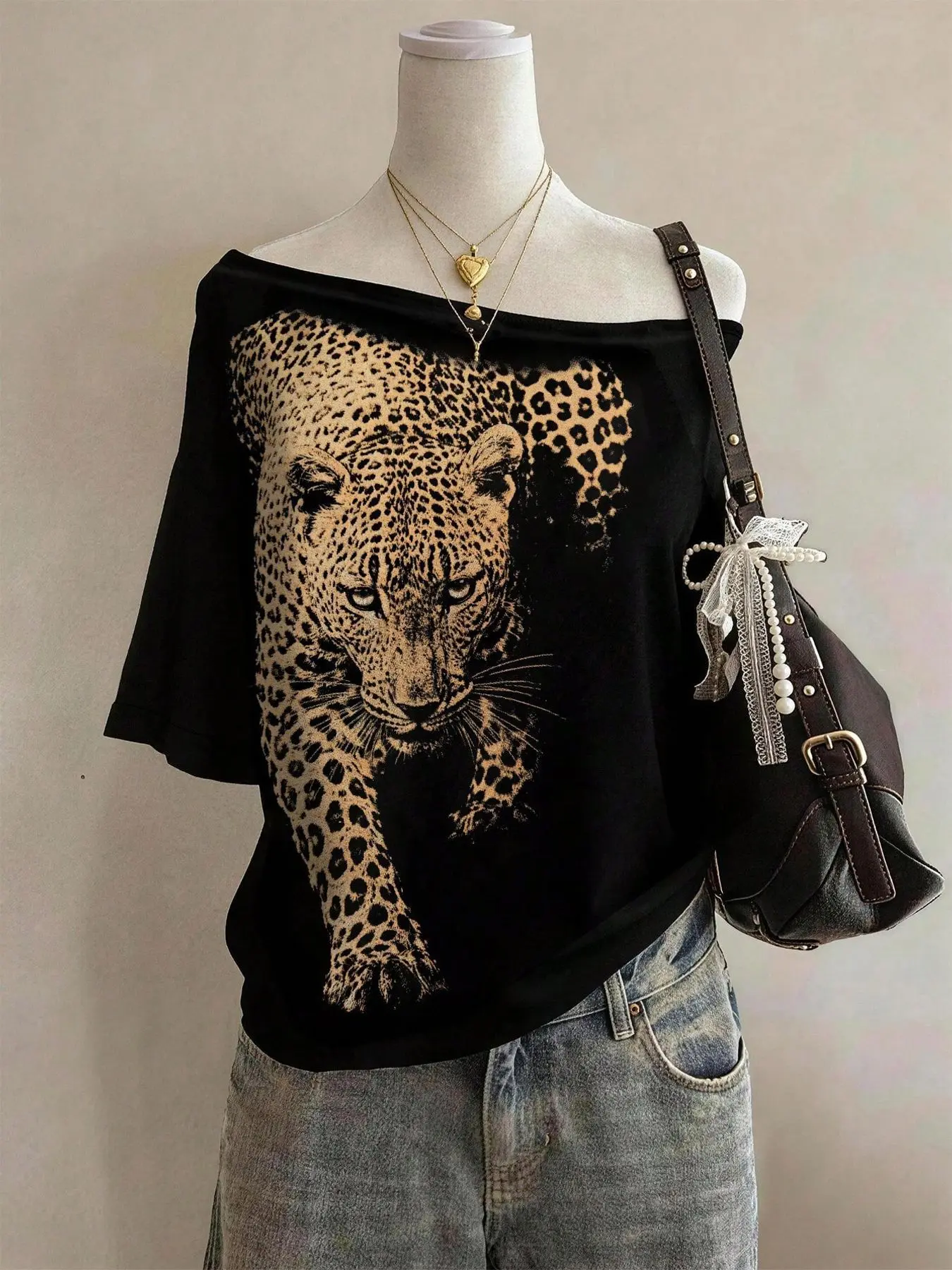 Women's off-shoulder leopard print short-sleeved T-shirt, loose-fitting top with tiger print, perfect for everyday street style.
