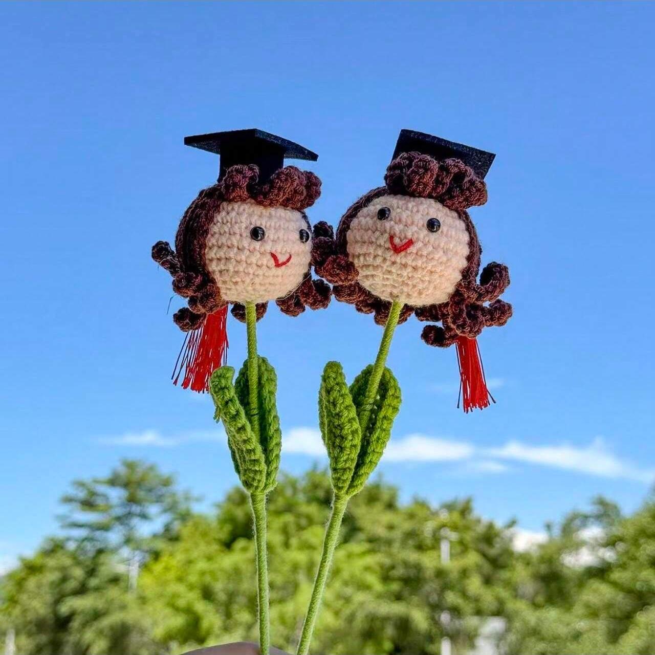 Crochet Artificial Flower Graduation Cap, Handmade Yarn Doctoral Flower Ornament, Graduation Party Decoration, Handcrafted Graduation Gift for Teachers & Friends, Unisex DIY Crochet Flower Bouquet