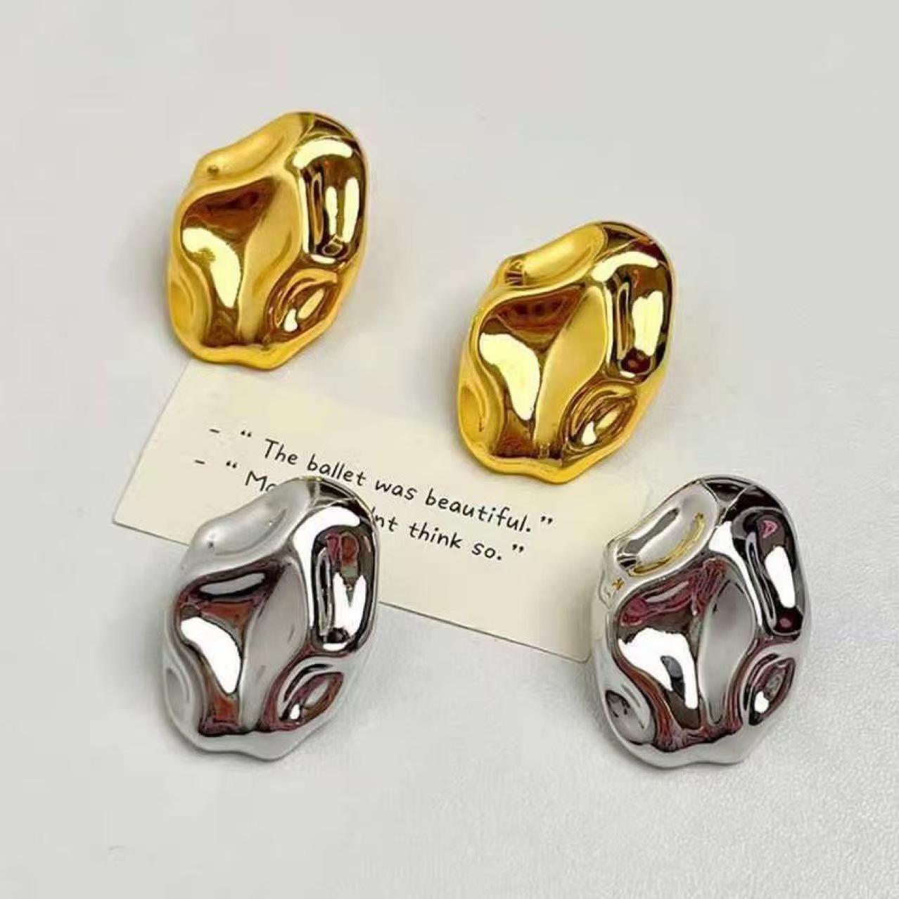 Gold-colored European and American minimalist geometric three-dimensional irregular earrings with a unique design, pleated studs, niche high-end earrings