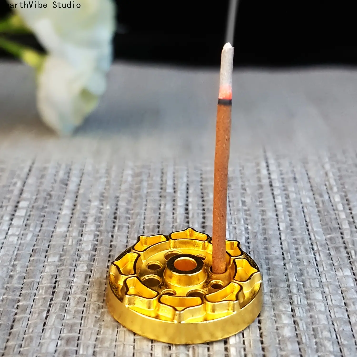 4pcs/2pcs Mini Lotus Incense Holders, Golden/Vintage Alloy Censer, Dual-Tone 4pcs-Dual-Tone 2pcs, Multi-Hole Ash-Catching Incense Stand, Compact Zen-Style Incense Dish, Tea Room, Decorative Gift, Oriental Zen Desktop Ornament