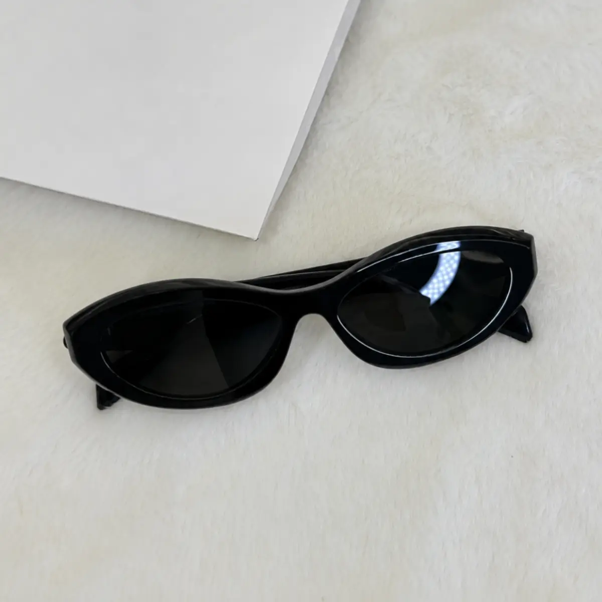 Exquisite Retro Stylish Curved Oval Sunglasses Unisex High Gloss Smooth Frame UV400 Light Filter Lenses Precision Edge Buffing Sturdy Lightweight Build Timeless Neutral Silhouette Premium Handfeel Fashion Eyewear Accessory for Daily Wear