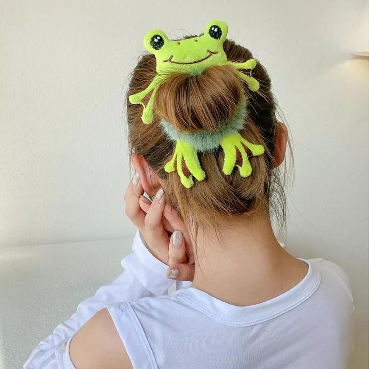 Women Cute Cartoon Big-Eyed Frog Plush Hair Scrunchies, Funny Hair Ties for Ponytail, Buns, Daily Styling, Autumn/winter