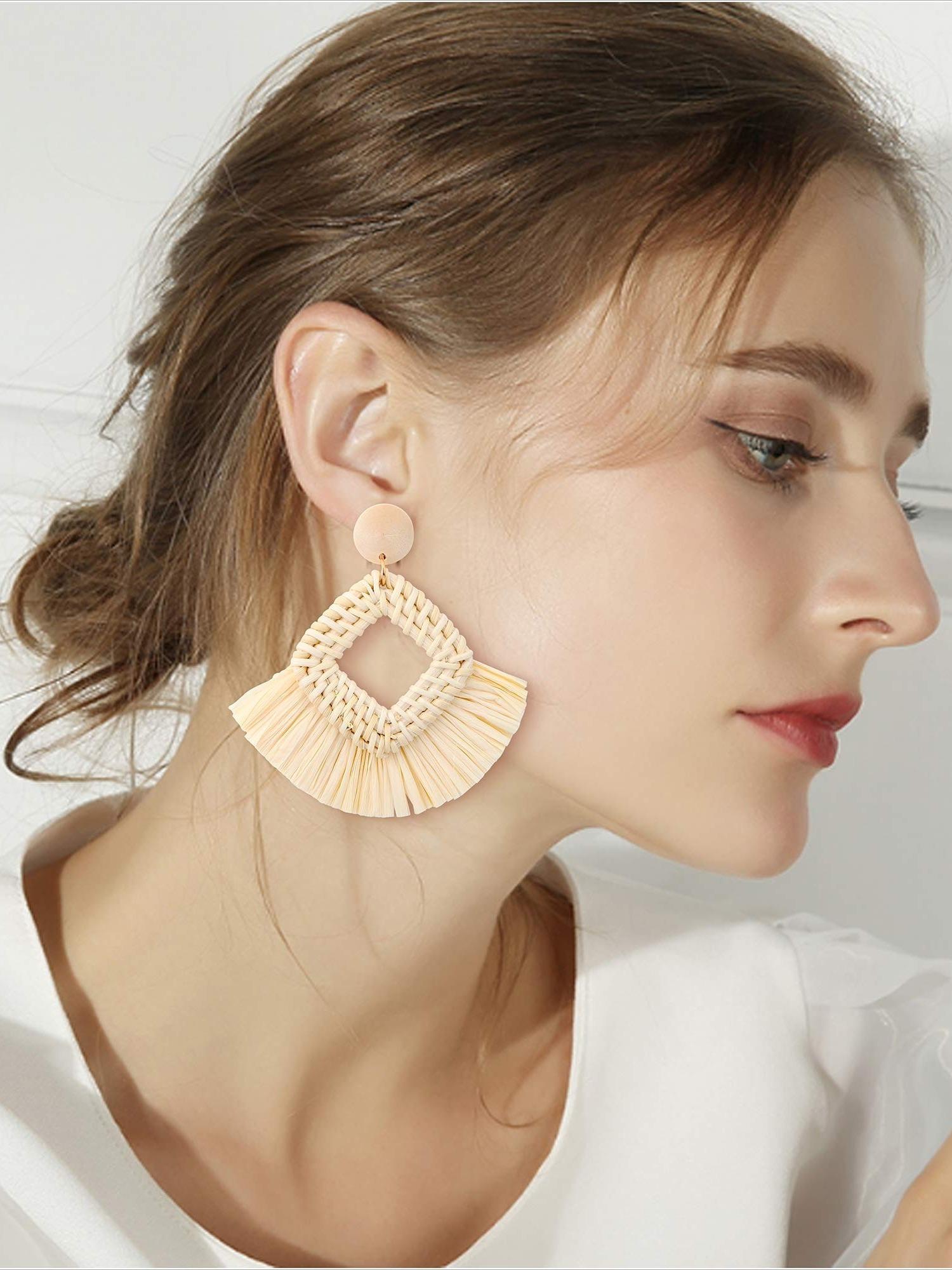 1 Pair Bohemian Beige Rattan Raffia Fringe Dangle Earrings for Women Men Handmade Natural Woven Straw with Elegant Wooden Decor Lightweight Fashionable Hypoallergenic Posts Provide Safe Comfortable Wearing Experience