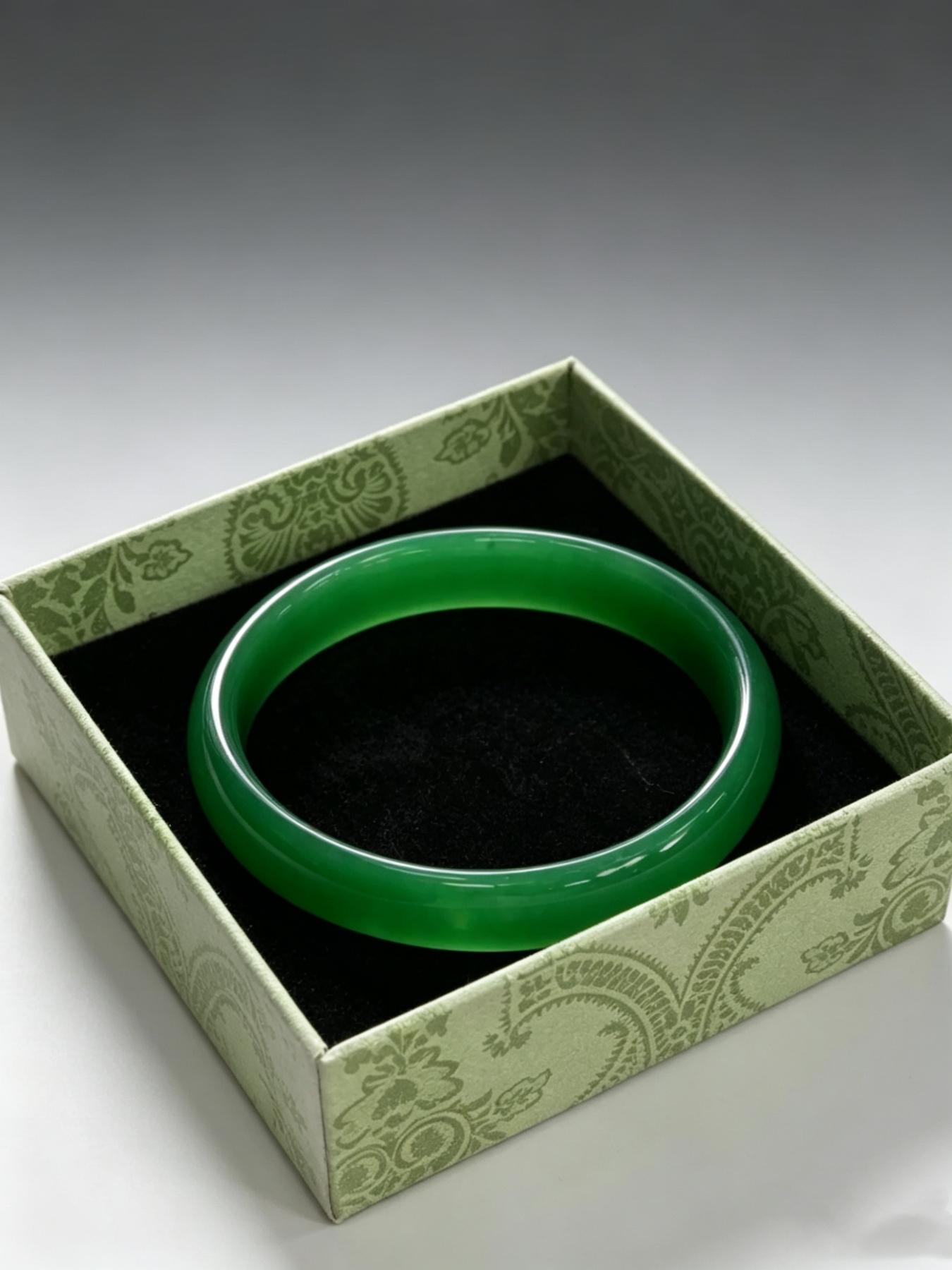 Elegant Eastern Style Jade Bracelet with Gift Box, Beautiful Bangle, Perfect Gift, Traditional Chinese Jewelry, Fine Craftsmanship