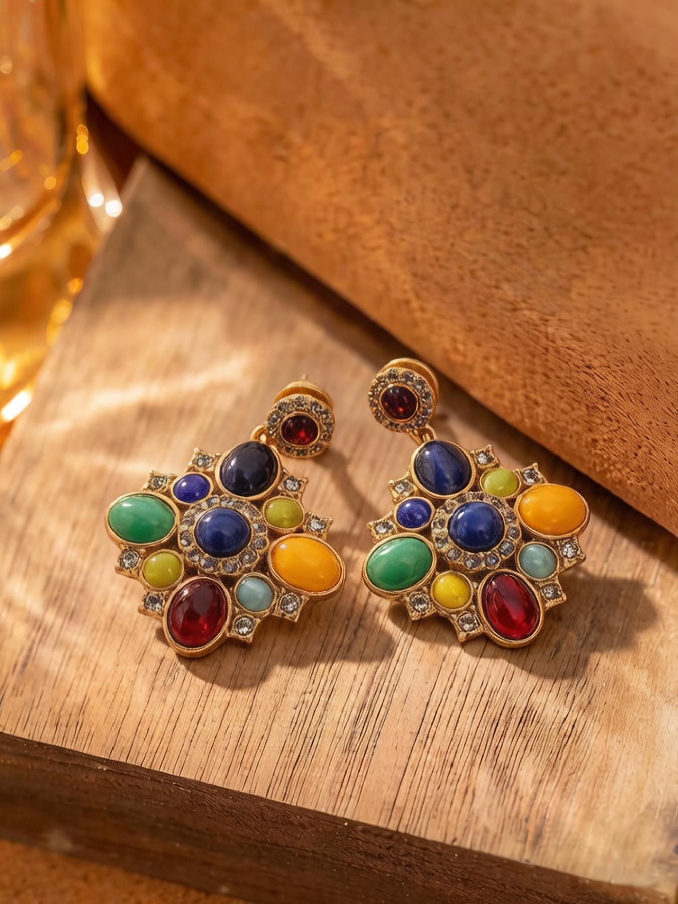 1 pair of fashionable and elegant red Baroque flower shaped earrings, suitable for daily commuting, vacation and dating, and also a surprising and exquisite small gift.