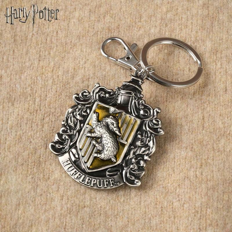 1PC WB Officially Liscend Harry Potter Hufflepuff Key Chain Cool Cartoon Decorative Colorful Key Ring For Clothes Bag Backpack Hats Band Lapel Fun Collectible Metal Key Chain Accessory Party Supplies Birthday