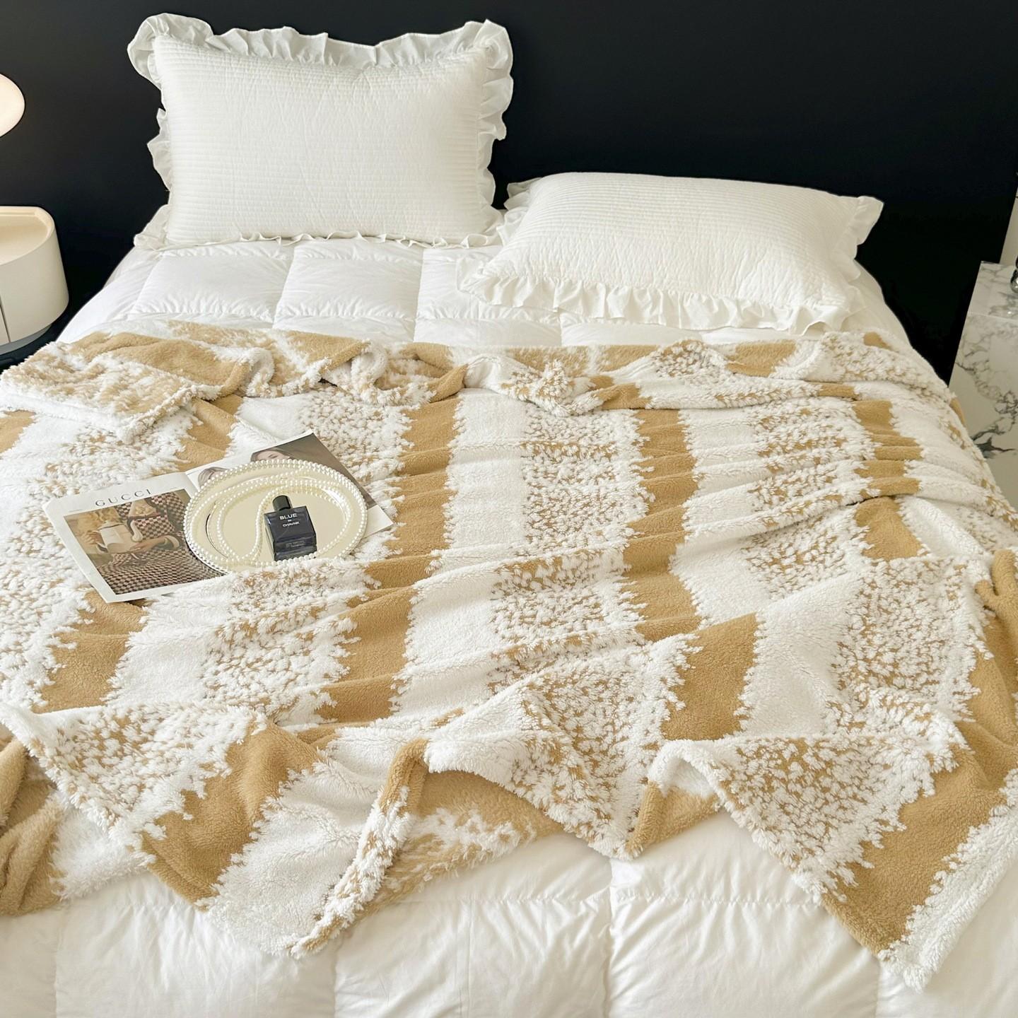 Wool cashmere nap blanket, comfortable and warm, suitable for use on sofa beds or office chairs.A lightweight and skin-friendly cover perfect for travel camping or at home. Great gift choice forfamily and friends