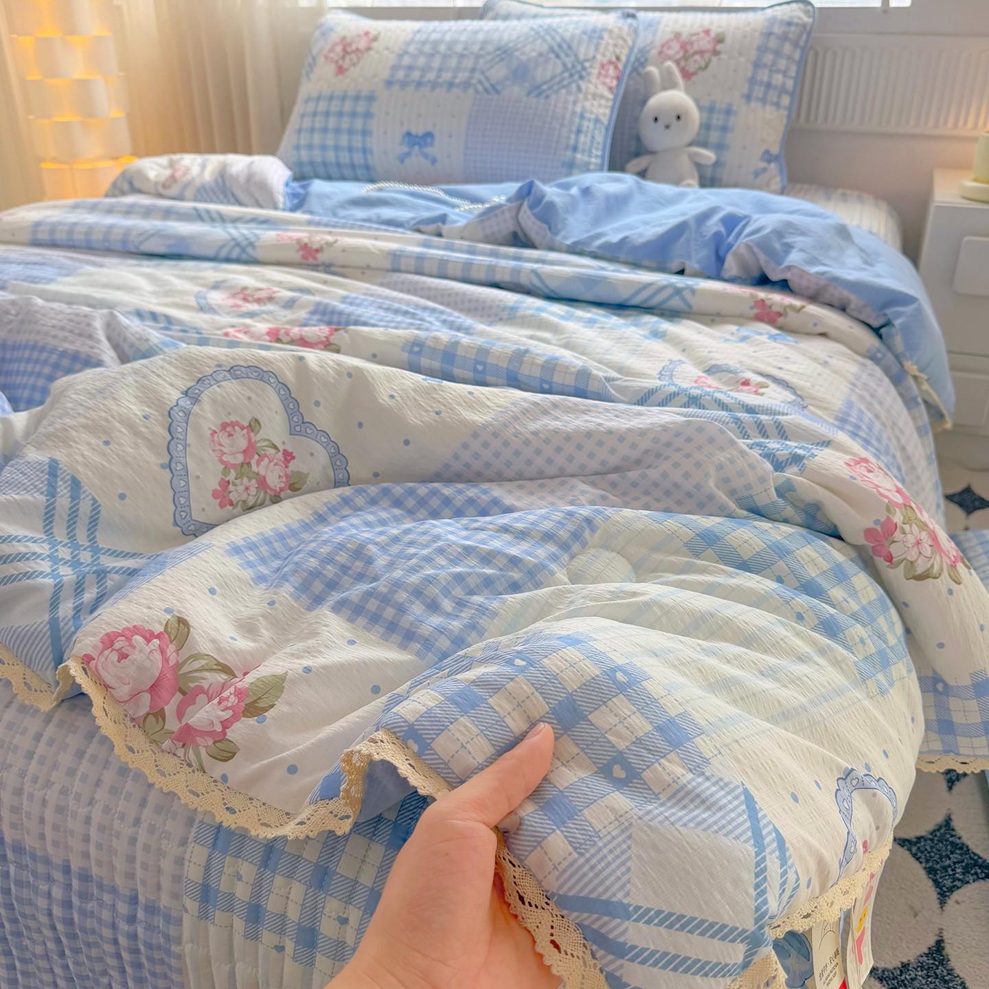 Lace-trimmed blue plaid heart-shaped rose summer quilt, ultra-soft skin-friendly air conditioning quilt and summer cooling blanket, suitable for summer bedrooms, offices, beds, living rooms, and home leisure use