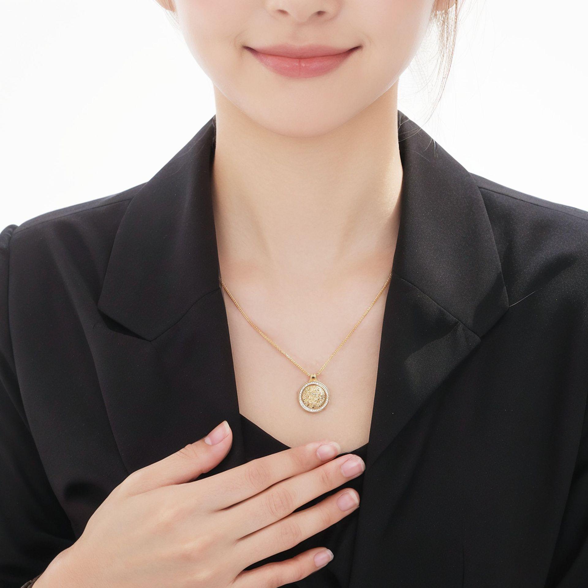 Chinese-style celebrity-inspired gourd necklace for women with a rotatable compass pendant, made of ancient gold, offering a light luxury and high-end feel, suitable as a collarbone chain