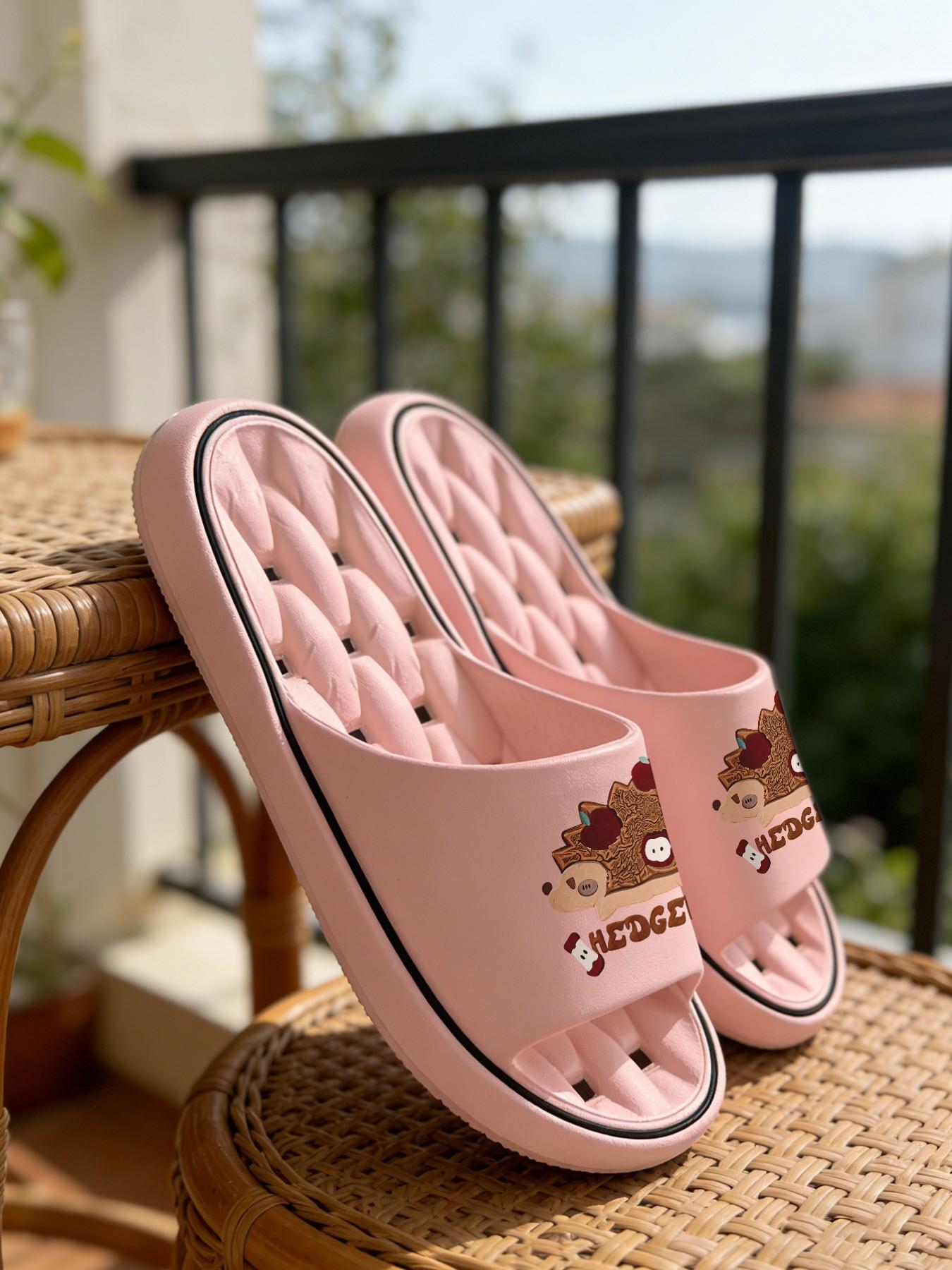 1 Pair Cartoon Hedgehog Apple Themed Printed Hollow Massage Thick Sole Slippers, Cute Soft Style, Non-slip Soft Sole, Quick-dry for Bathroom, Indoor & Outdoor Dual-use, Open Toe Slides, Bathroom Casual Slippers