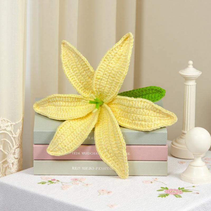 Handmade Knitted Lily Flower Bouquet, Home Decor Ornament, Crochet Floral Arrangement, Wool Yarn Crafted, Perfect for Living Room, Home Decor Accessory