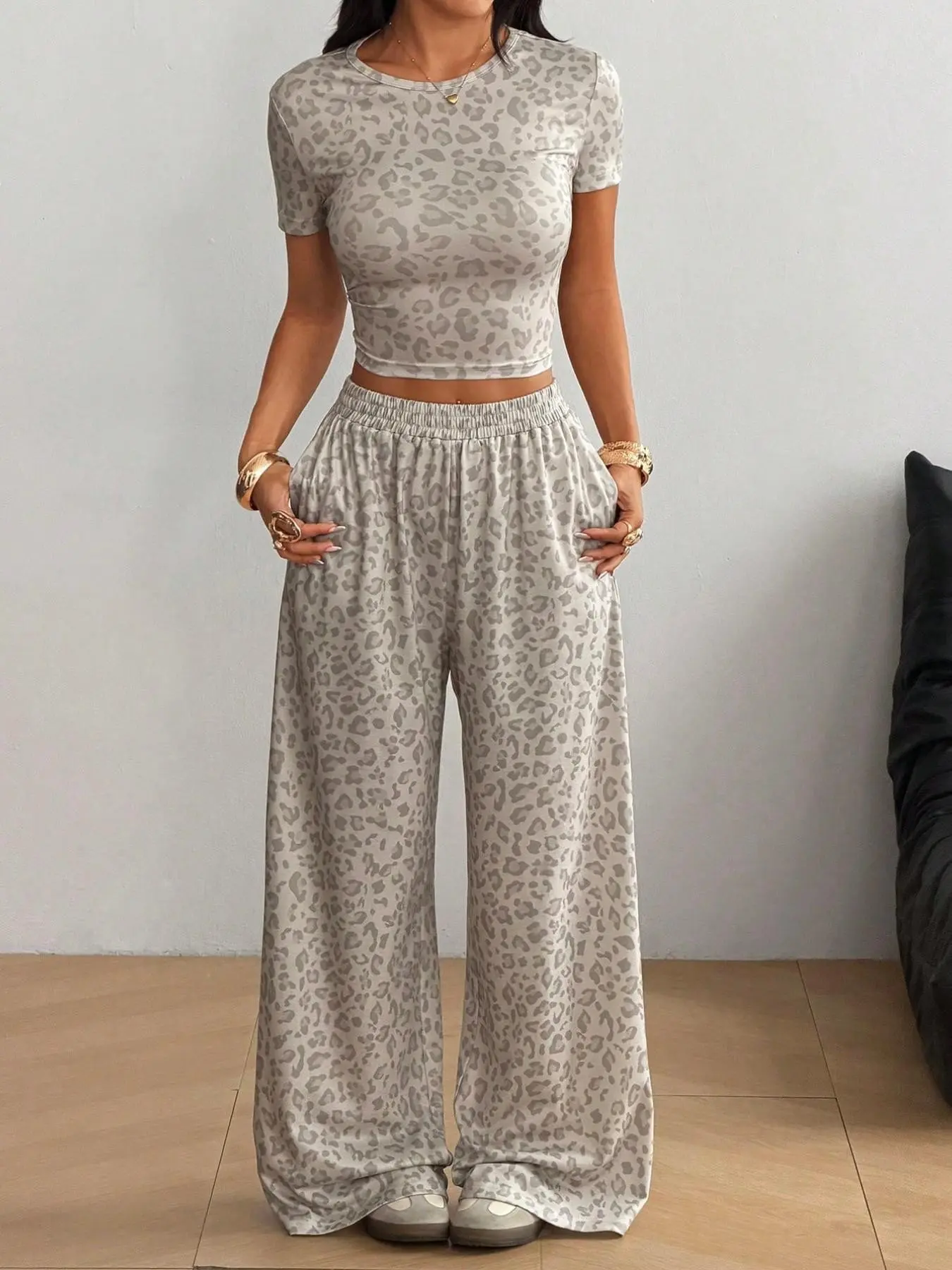 Women Y2K Leopard Print 2‑Piece Outfit, Short Sleeve Crew Neck Cropped T‑Shirt & Elastic Waist Wide Leg Long Pants Set, Soft Stretchy Skin‑Friendly Fabric, Casual Street Loungewear Tracksuit, For Daily Home Wear, Vacation Going‑Out, Shopping Party Fashion