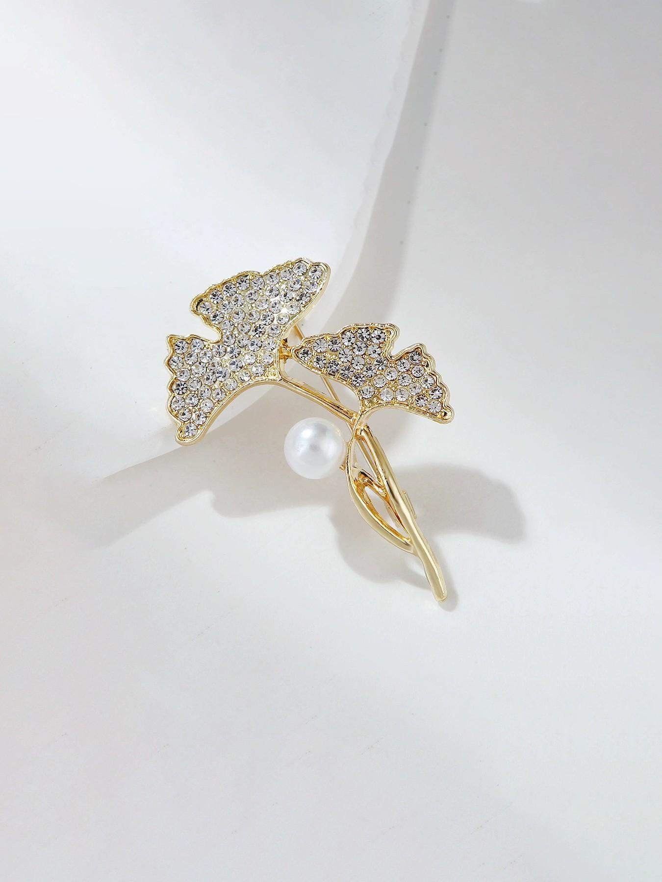 Ginkgo Leaf Brooch, Unisex Fashion Accessory, Elegant Clothing Pin, Perfect for All Seasons, Ideal Gift for Men and Women