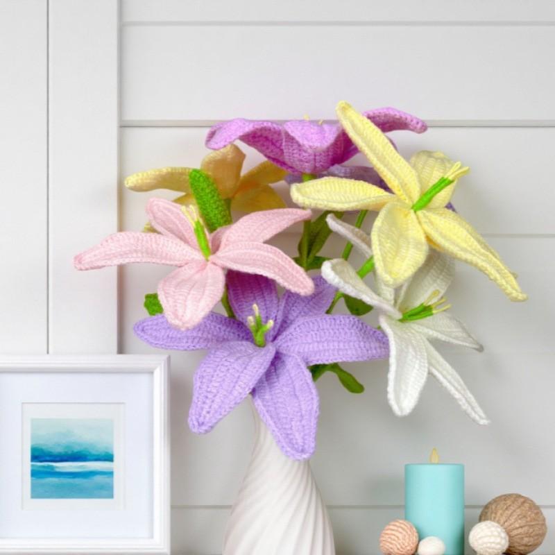 Handmade Knitted Lily Flower Bouquet, Home Decor Ornament, Crochet Floral Arrangement, Wool Yarn Crafted, Perfect for Living Room, Home Decor Accessory