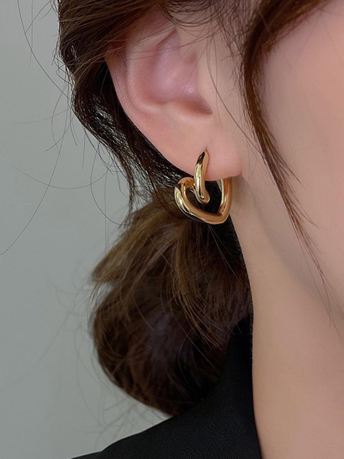 Women's Heart-Shaped Metal Ear Studs, Korean Style Minimalist Design, Cold-Weather Fashion Accessory, Unique Women Jewelry