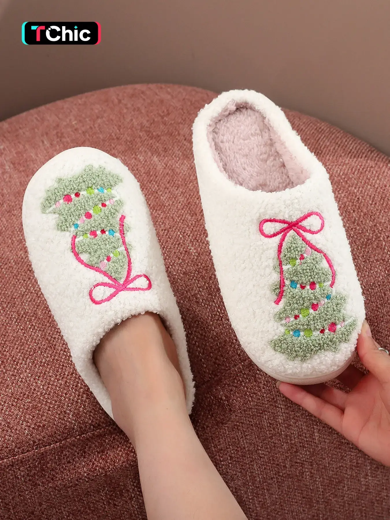 Christmas Atmosphere Soft Plush Slippers, Creative Bow Colorful Lights Tree Embroidered, Unisex Indoor Outdoor Warm Anti-Slip Shoes, Fall Winter Gift, House Slippers, Warm Indoor Footwear